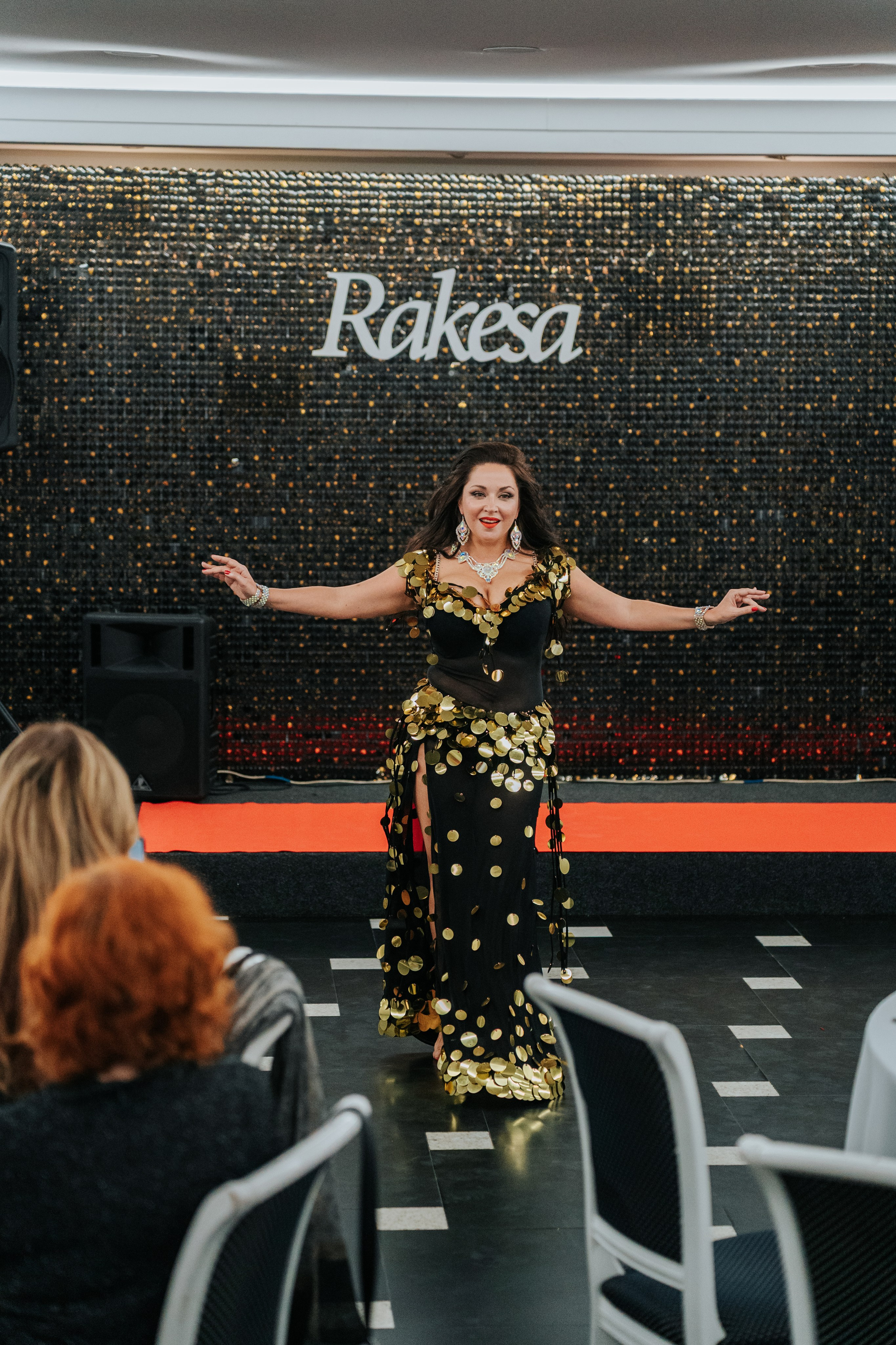 Выступление студии восточных танцев Rakesa в банкетном зале Атмосфера вкуса в Красноярске