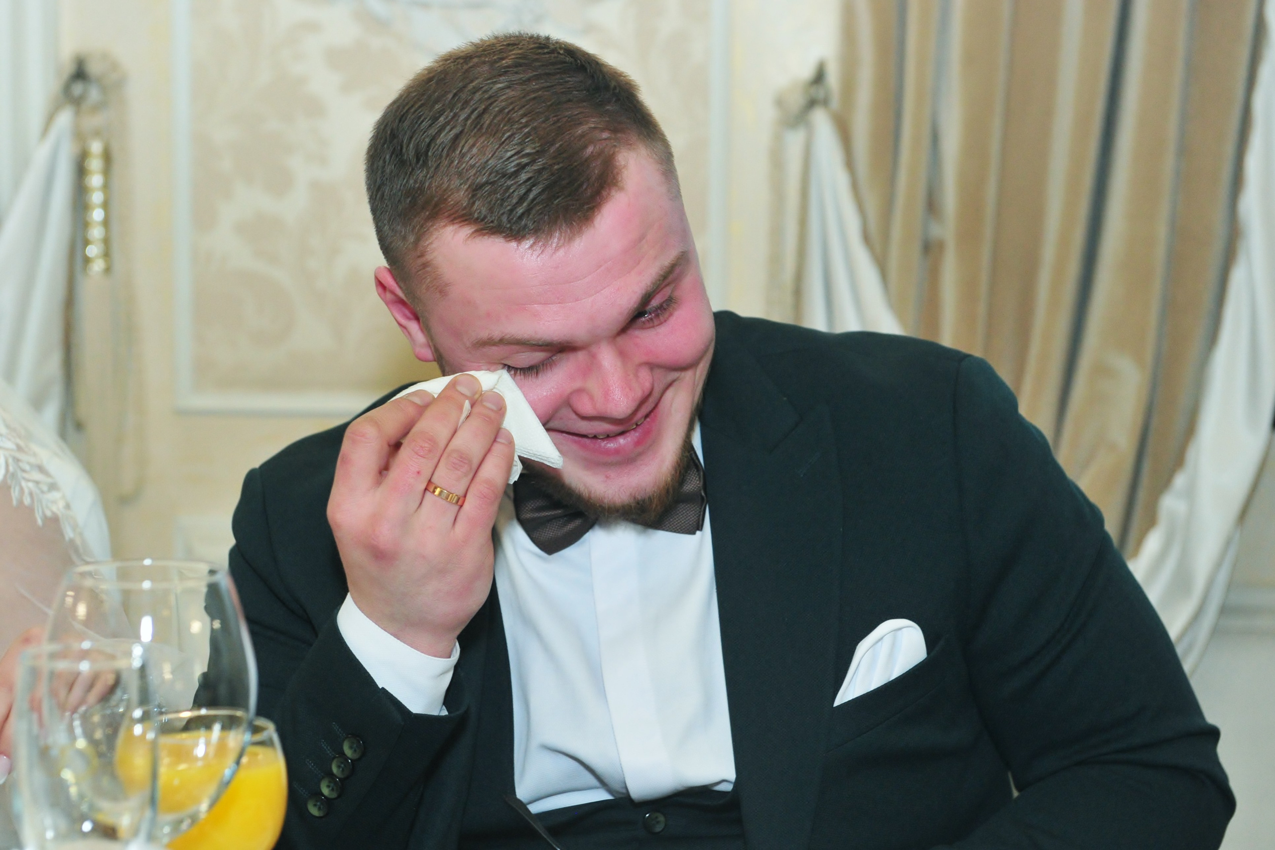 Жених плачет в ресторане