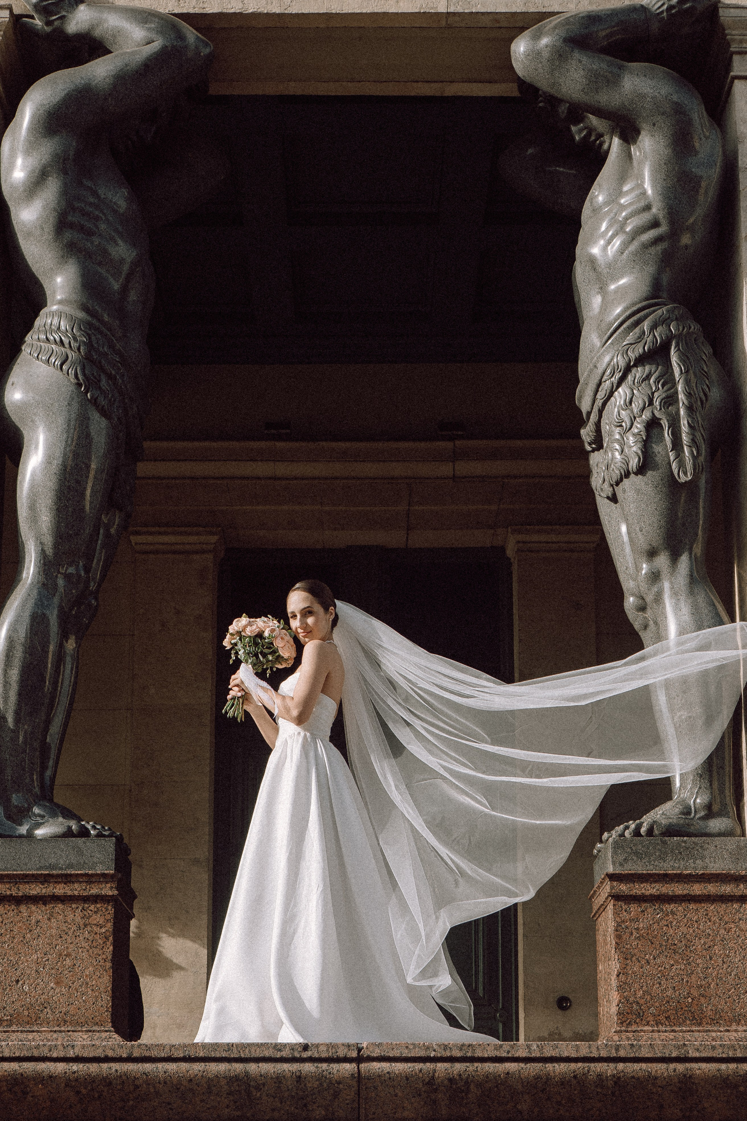 СВАДЕБНАЯ ПРОГУЛКА В САНТК-ПЕТЕРБУРГЕ (ИСАКИЕВСКИЙ СОБОР, ЗИМНЯЯ КАНАВКА, ЭРМИТАЖ И БОЛЬШАЯ МОРСКАЯ УЛИЦА). Профессиональный фотограф, Санкт-Петербург — Виктория Богомолова