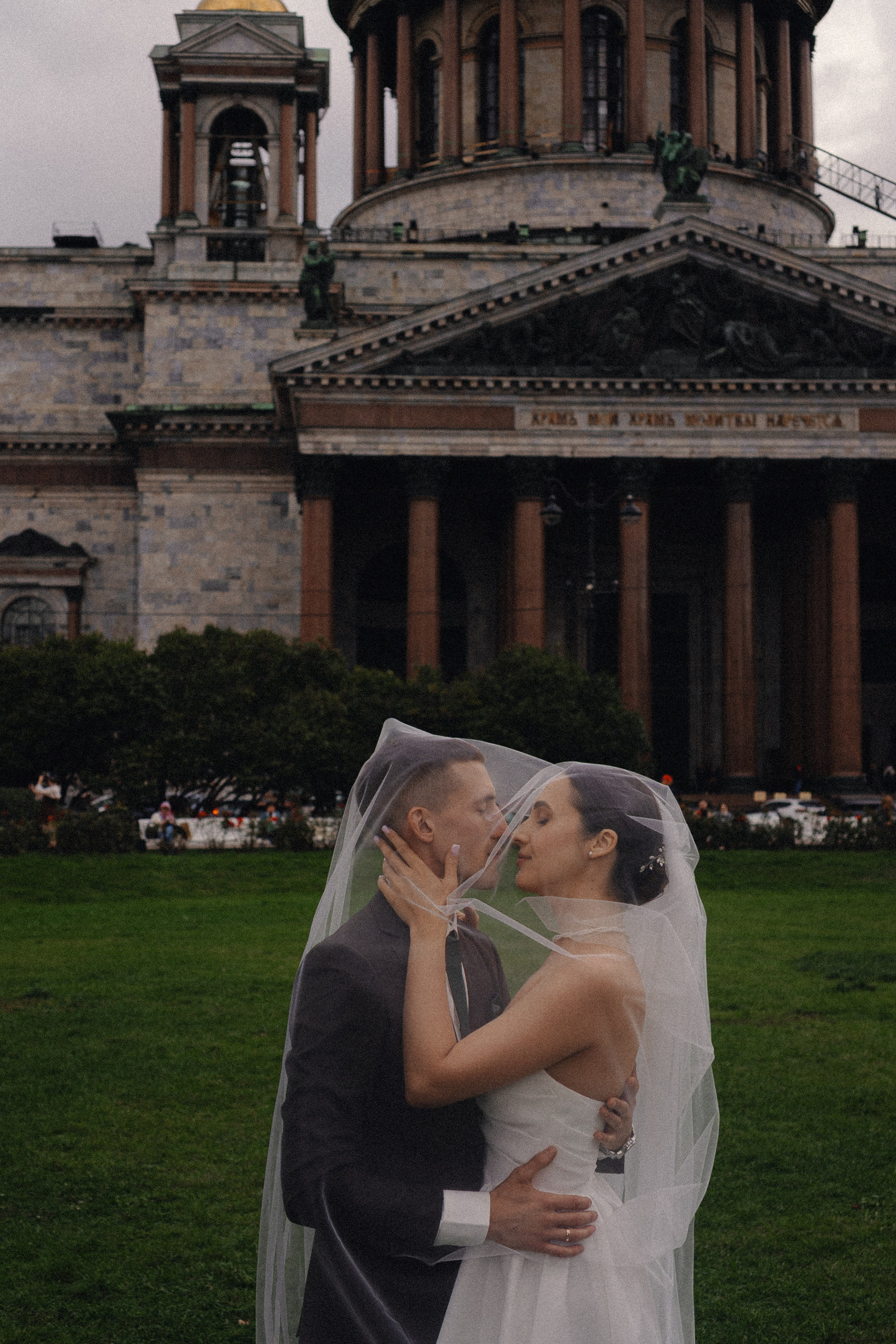 СВАДЕБНАЯ ПРОГУЛКА В САНТК-ПЕТЕРБУРГЕ (ИСАКИЕВСКИЙ СОБОР, ЗИМНЯЯ КАНАВКА, ЭРМИТАЖ И БОЛЬШАЯ МОРСКАЯ УЛИЦА). Профессиональный фотограф, Санкт-Петербург — Виктория Богомолова