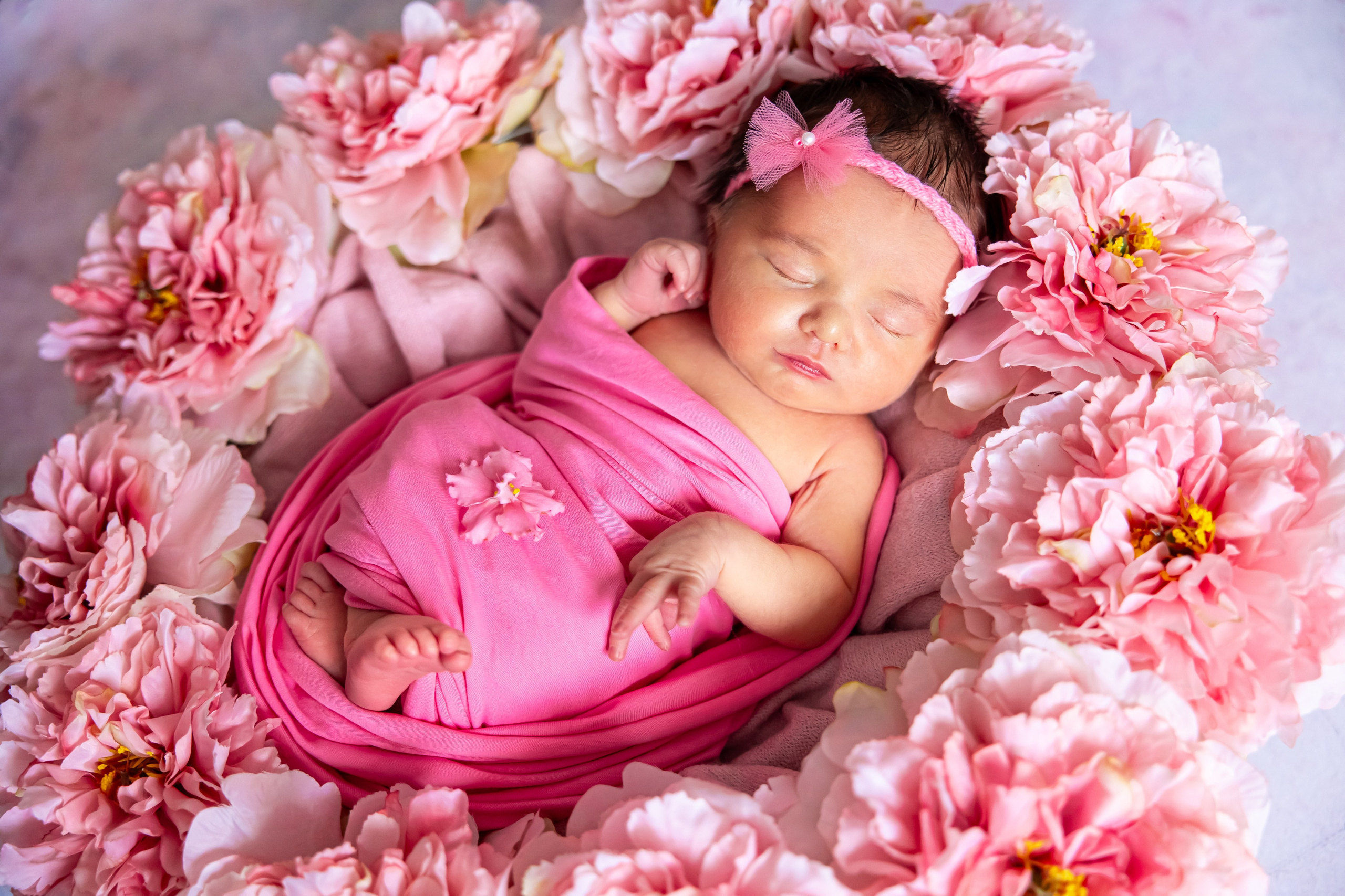 Кира в пионах. Оксана Ромашкина- семейный и ньюборн фотограф из Москвы