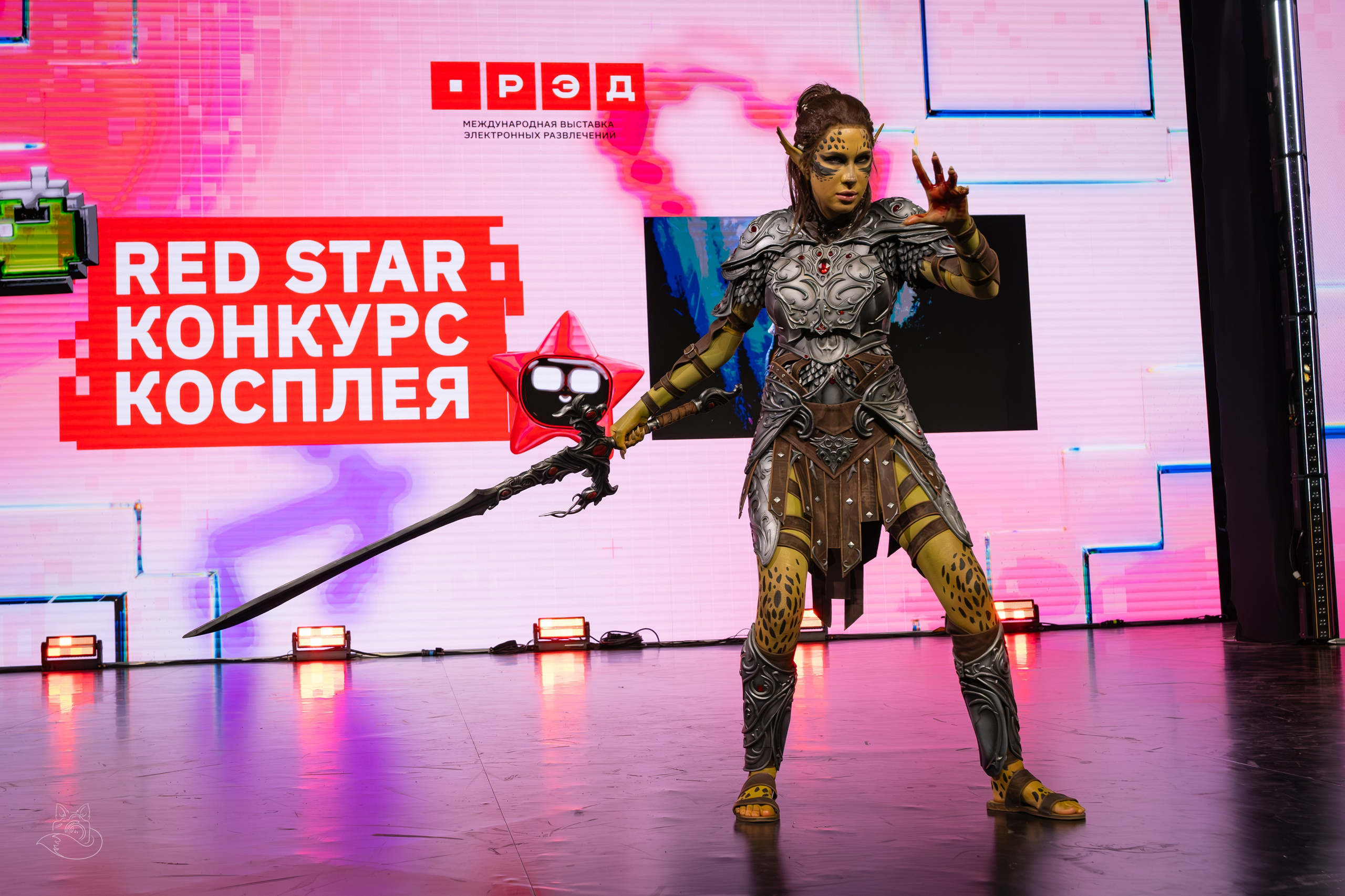 Сцена РЭД ЭКСПО 2024. Косплей фотограф