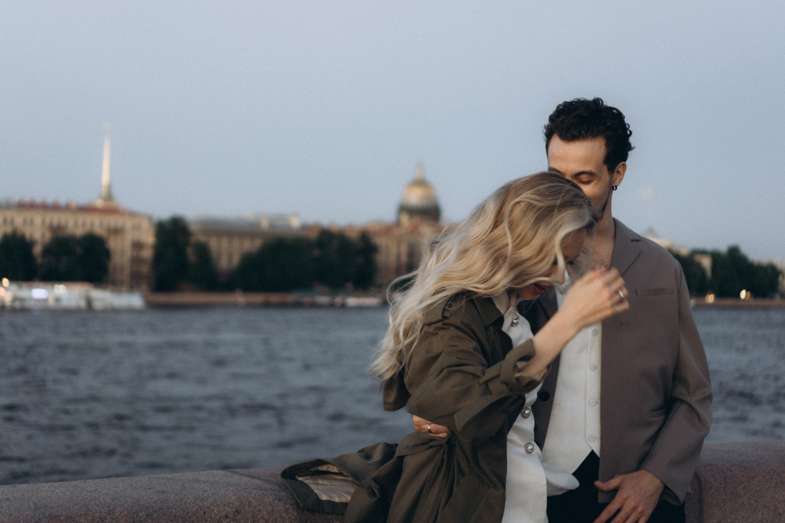 СВАДЕБНАЯ СЬЕМКА ПАРЫ НА РАССВЕТЕ В БЕЛЫЕ НОЧИ И ПРОГУЛКА С РАЗВОДНЫМИ МОСТАМИ И ПИКНИК ВОЗЛЕ ИСАКИЕВСКОГО СОБОРА. Профессиональный фотограф, Санкт-Петербург — Виктория Богомолова