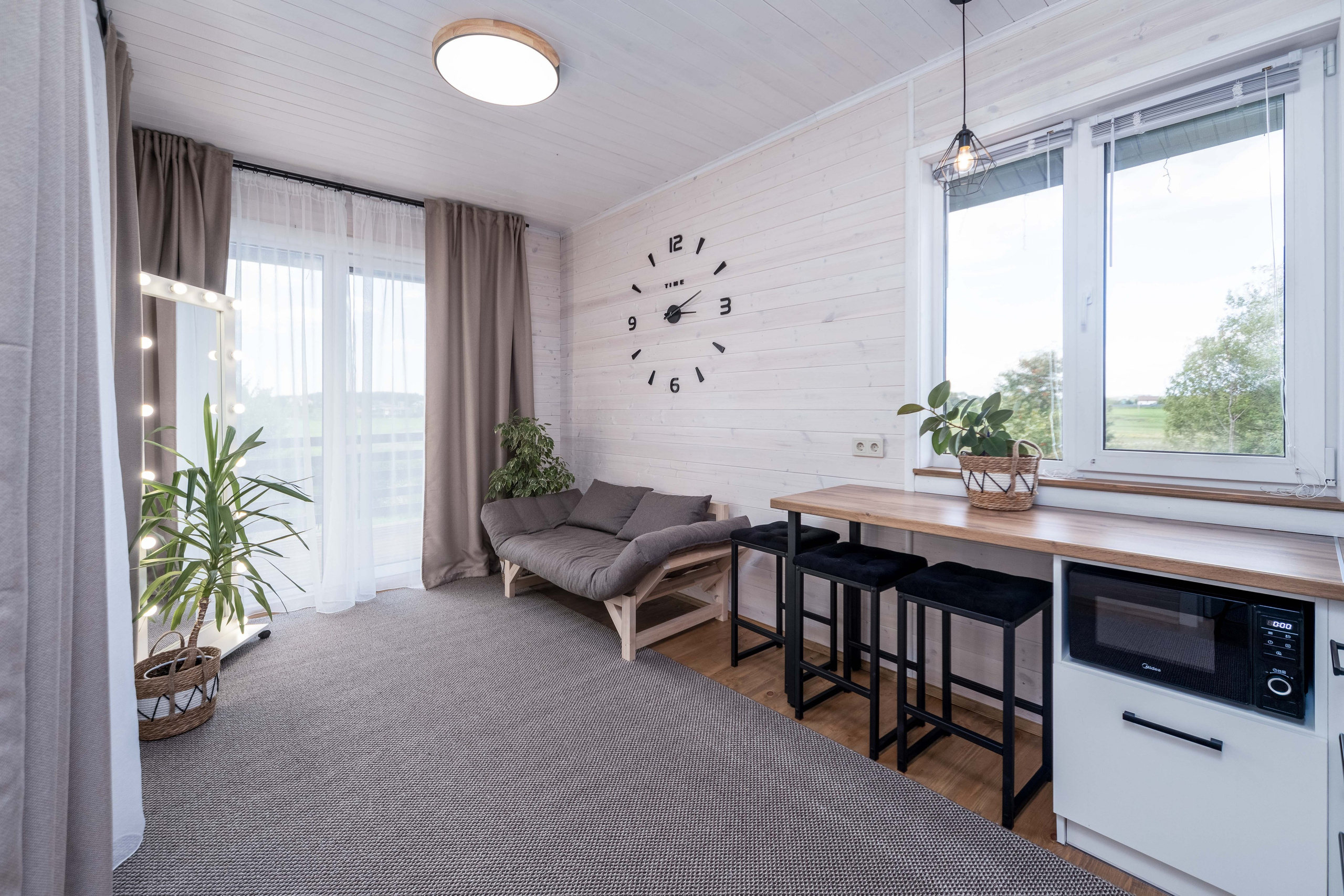 Интерьер кухни-гостиной в деревянном коттедже под Минском - фото Sakavita Media