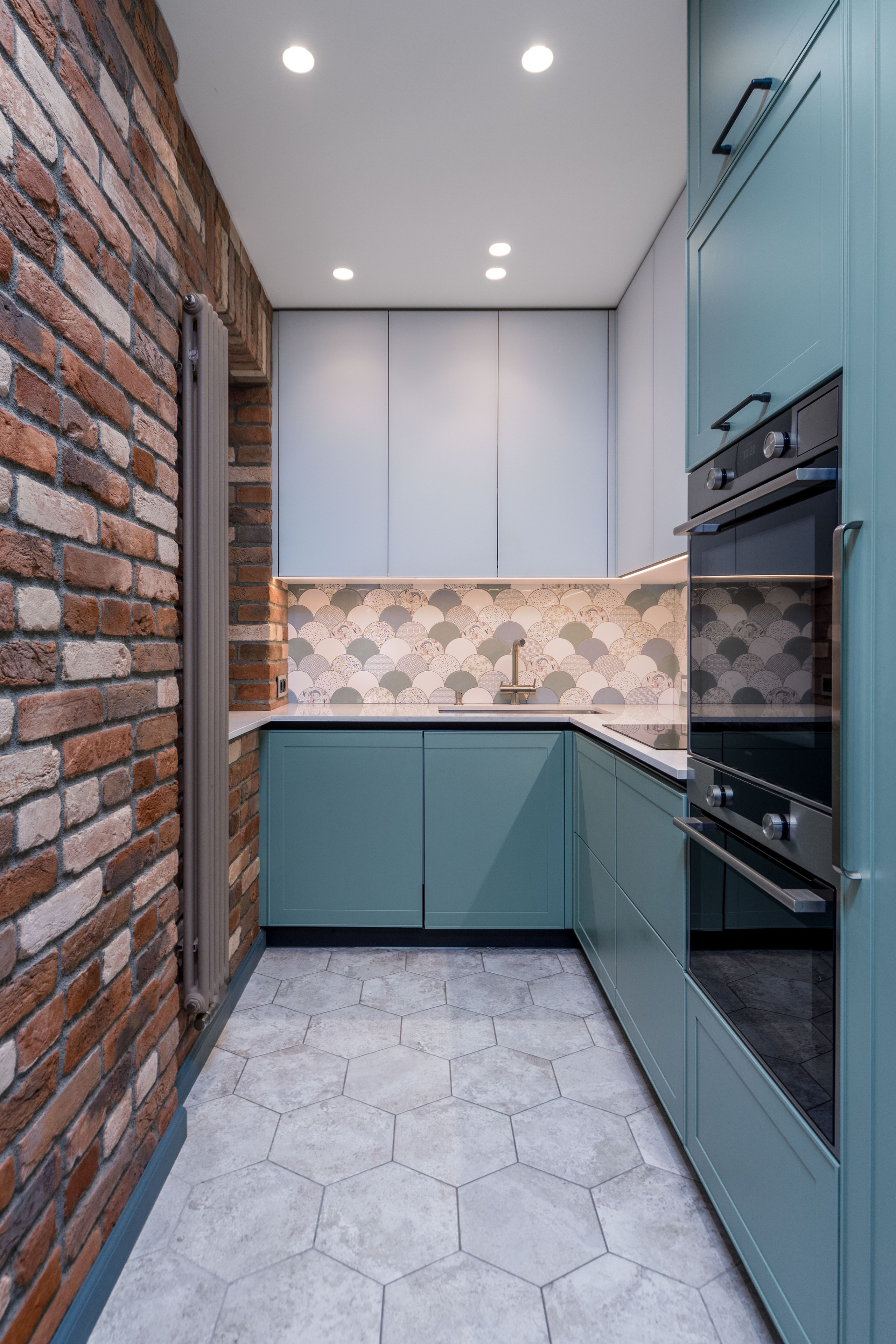 Фото интерьера кухни в четырехкомнатной квартире