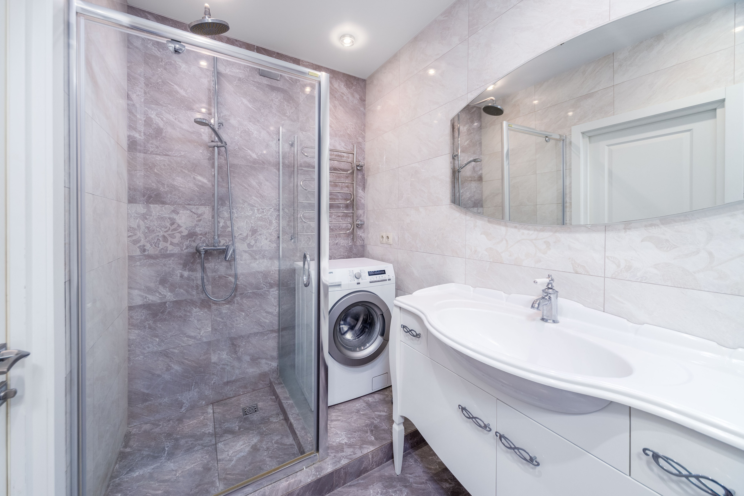 Зона душевой в санузле в трёхкомнатной квартире в ЖК Дипломат