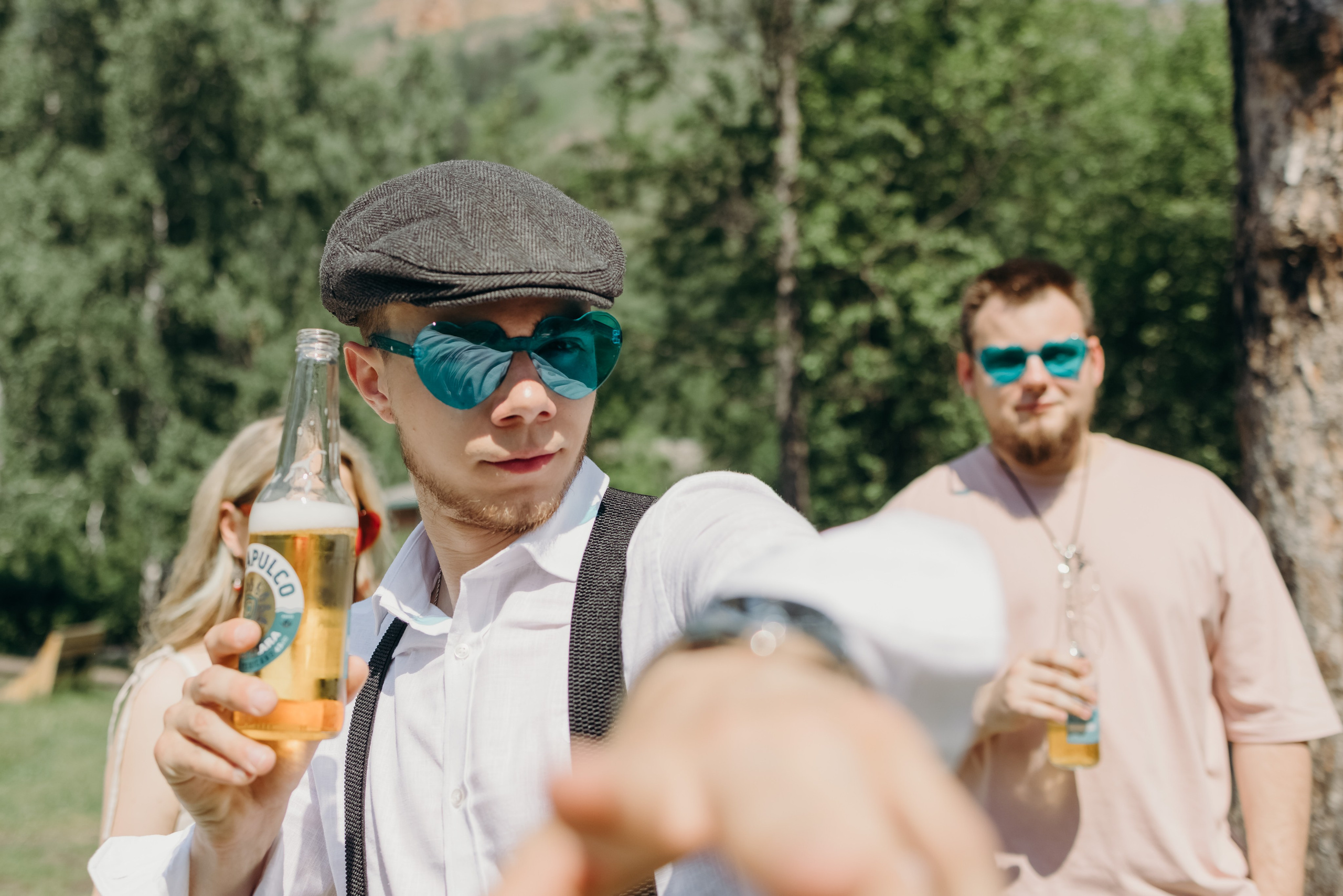 Парень с пивом на летней вечеринке 