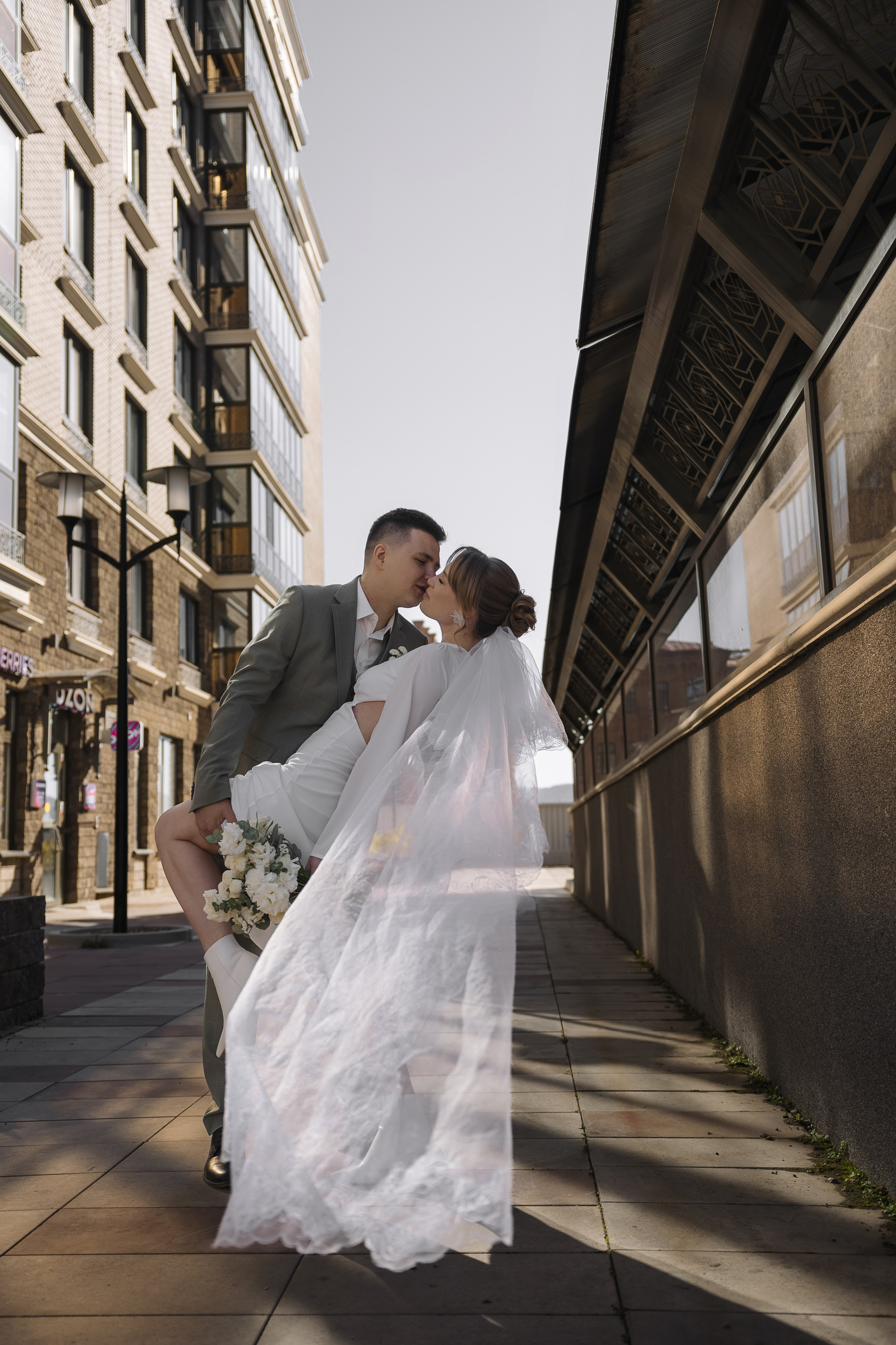 Жениха и невеста в центре города Красноярска, городская свадебная съемка, свадебное агентсво Инсайт