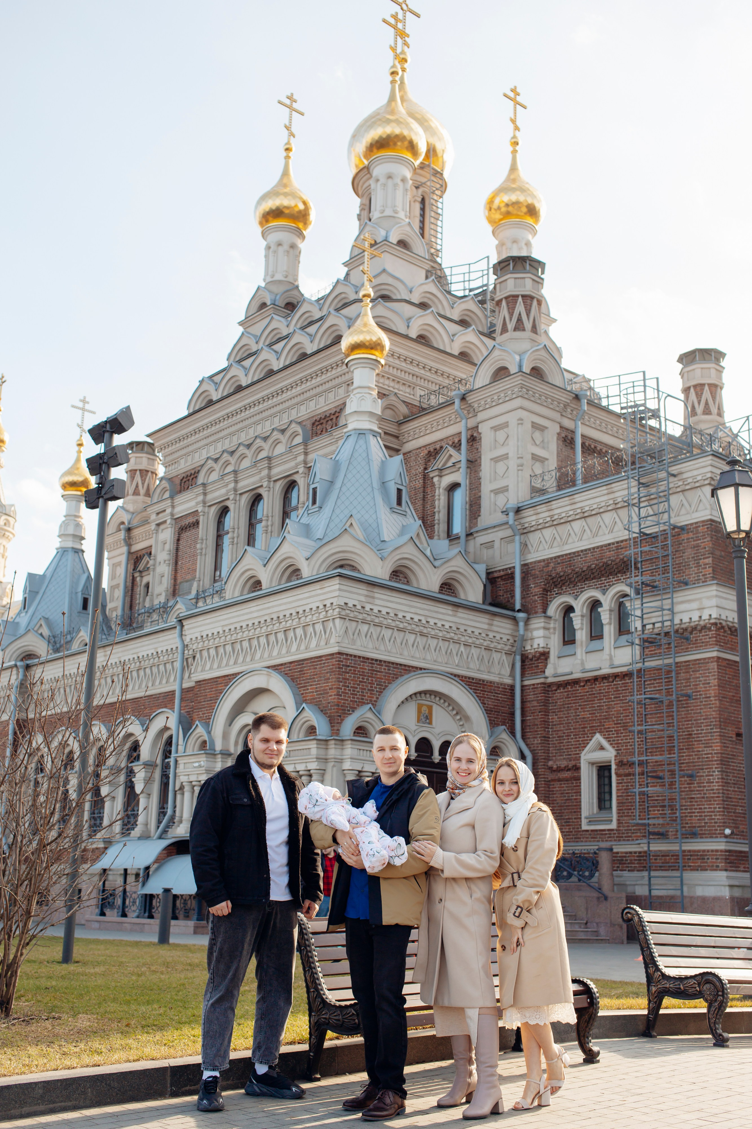 в каком храме лучше крестить ребенка — атмосфера, расположение, правила, Современная крестильная купель для полного погружения. На что обратить внимание при выборе храма, Вместительный и светлый зал храма — ключевой фактор при выборе места для крещения с большим числом гостей, купель в храме Невского района Санкт-Петербурга