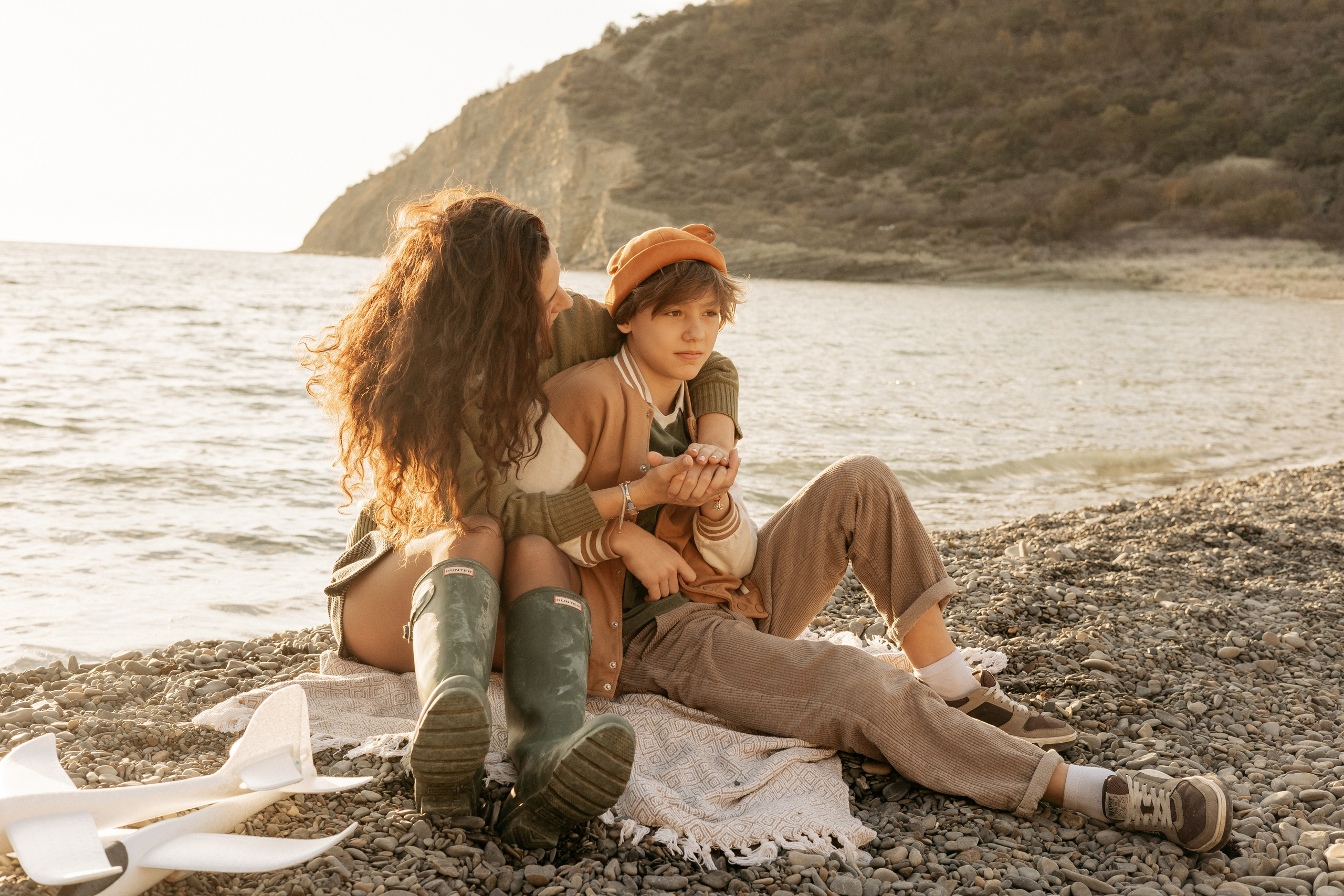 Красивые семейные наряды на фоне морского пейзажа