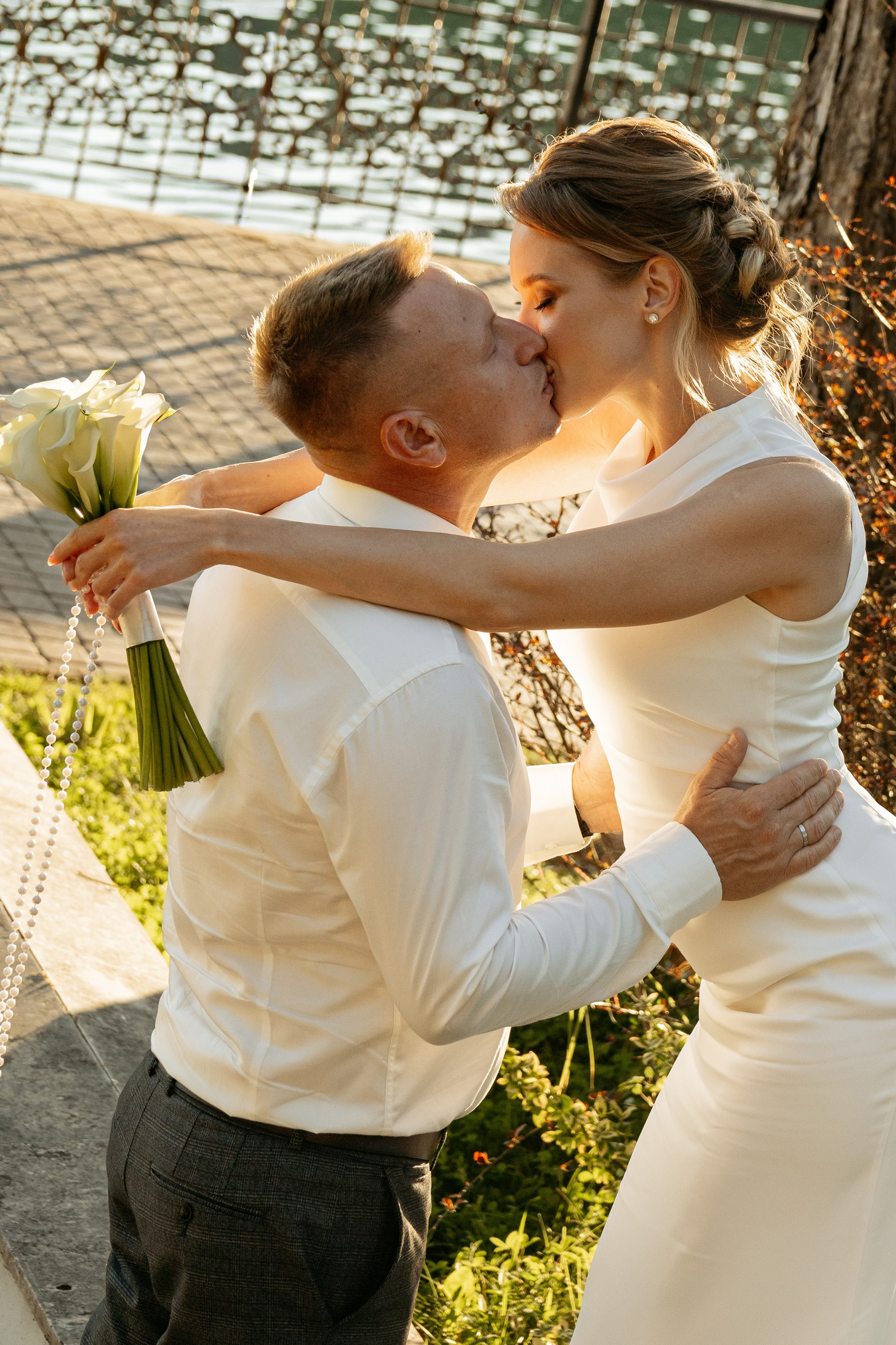 Свадебная прогулка по живописной набережной озера Абрау-Дюрсо