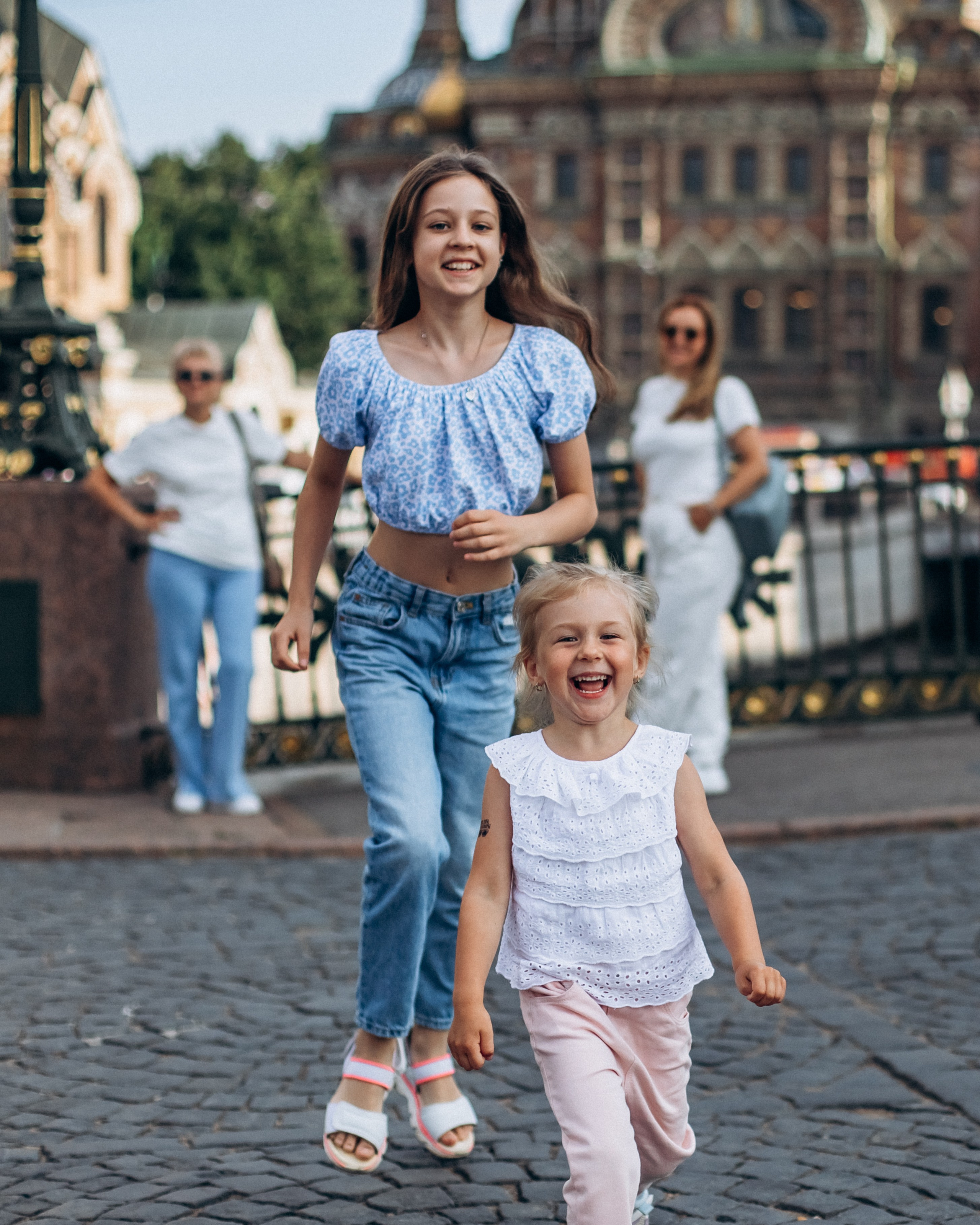 Дарья с семьей в июне. Фотопрогулка в Петербурге. Индивидуальный и семейный фотограф в Санкт-Петербурге