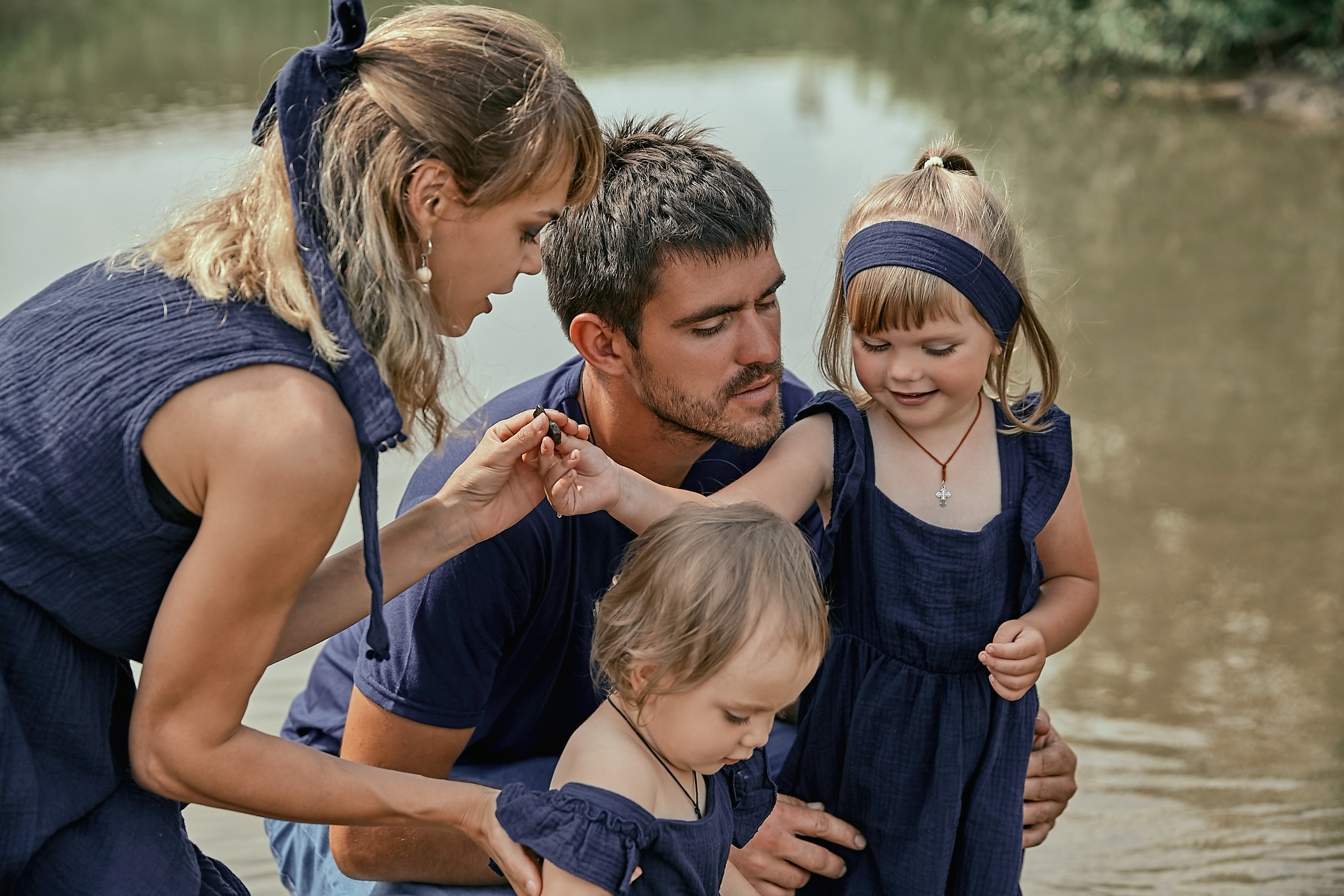 Летняя семейная фотосессия у пруда. Рекламный фотограф Санкт-Петербург Катерина Мишкель
