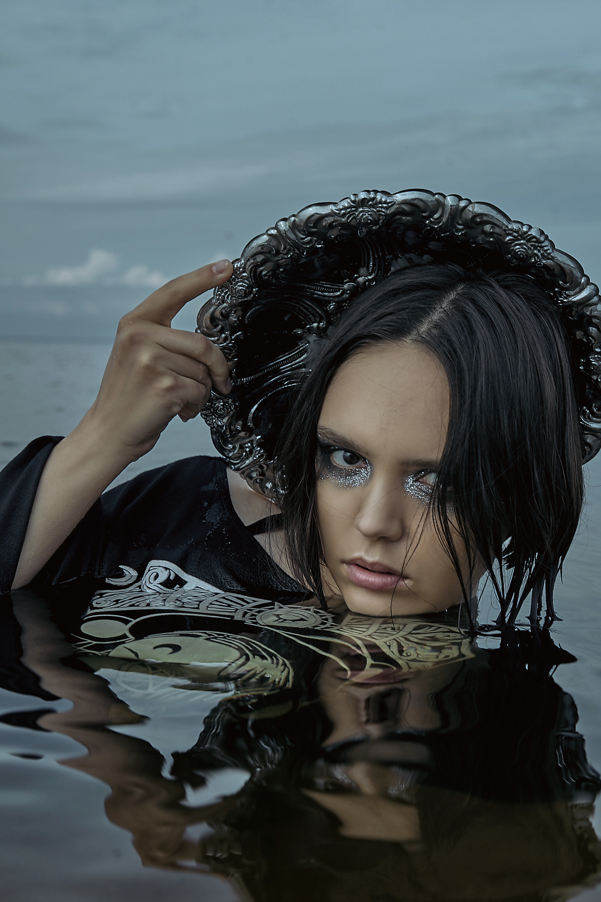 Фотосъемка в воде на финском заливе с зеркалом. Рекламный фотограф Санкт-Петербург Катерина Мишкель