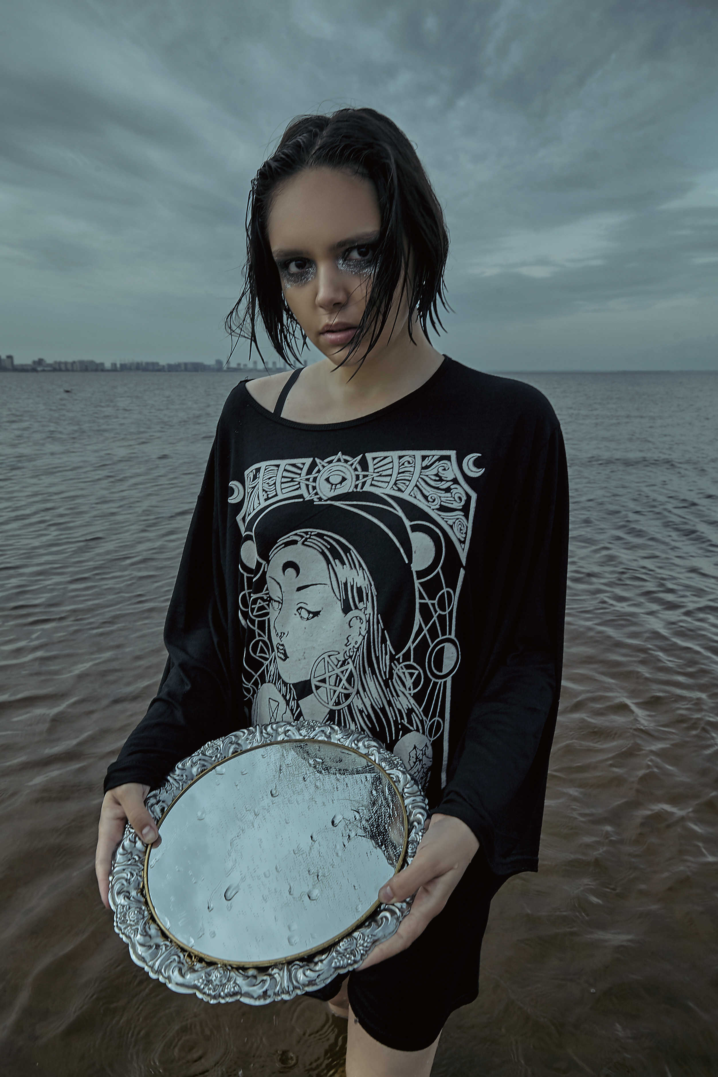 Фотосъемка в воде на финском заливе с зеркалом. Рекламный фотограф Санкт-Петербург Катерина Мишкель