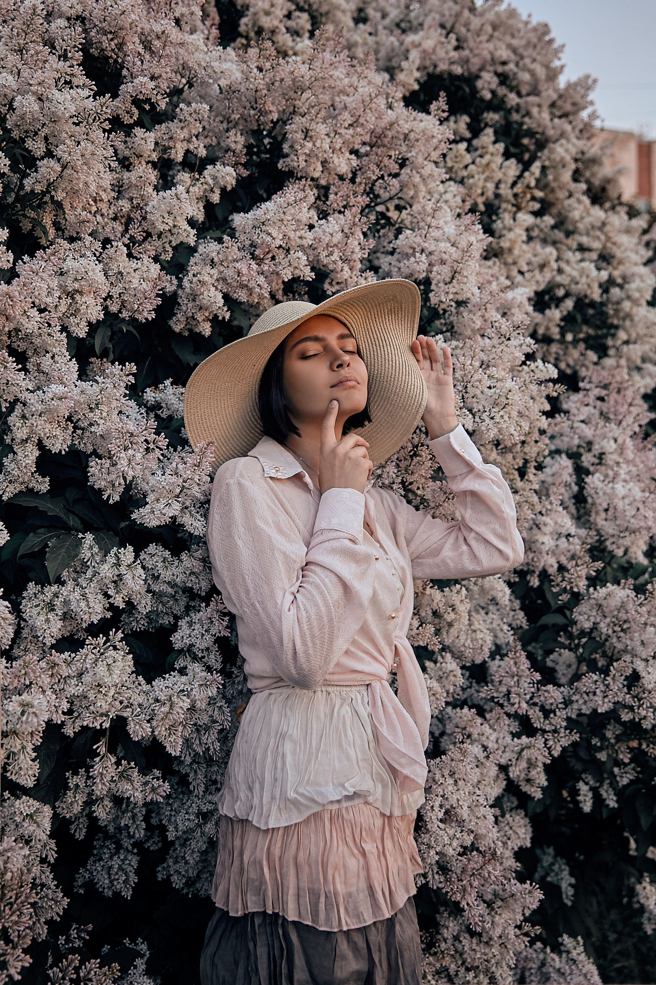 Летняя фото-прогулка в цветении белой сирени. Рекламный фотограф Санкт-Петербург Катерина Мишкель