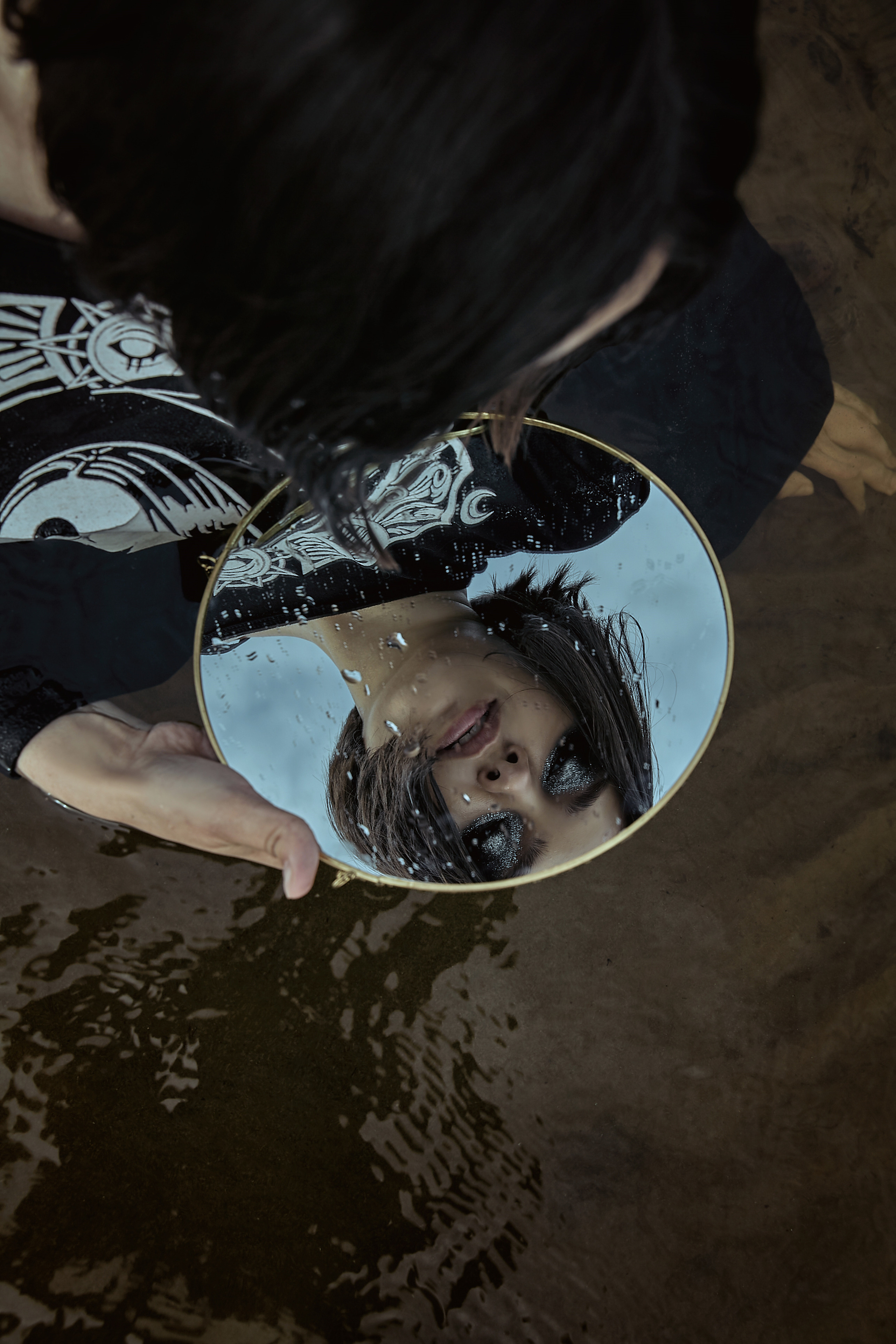 Фотосъемка в воде на финском заливе с зеркалом. Рекламный фотограф Санкт-Петербург Катерина Мишкель