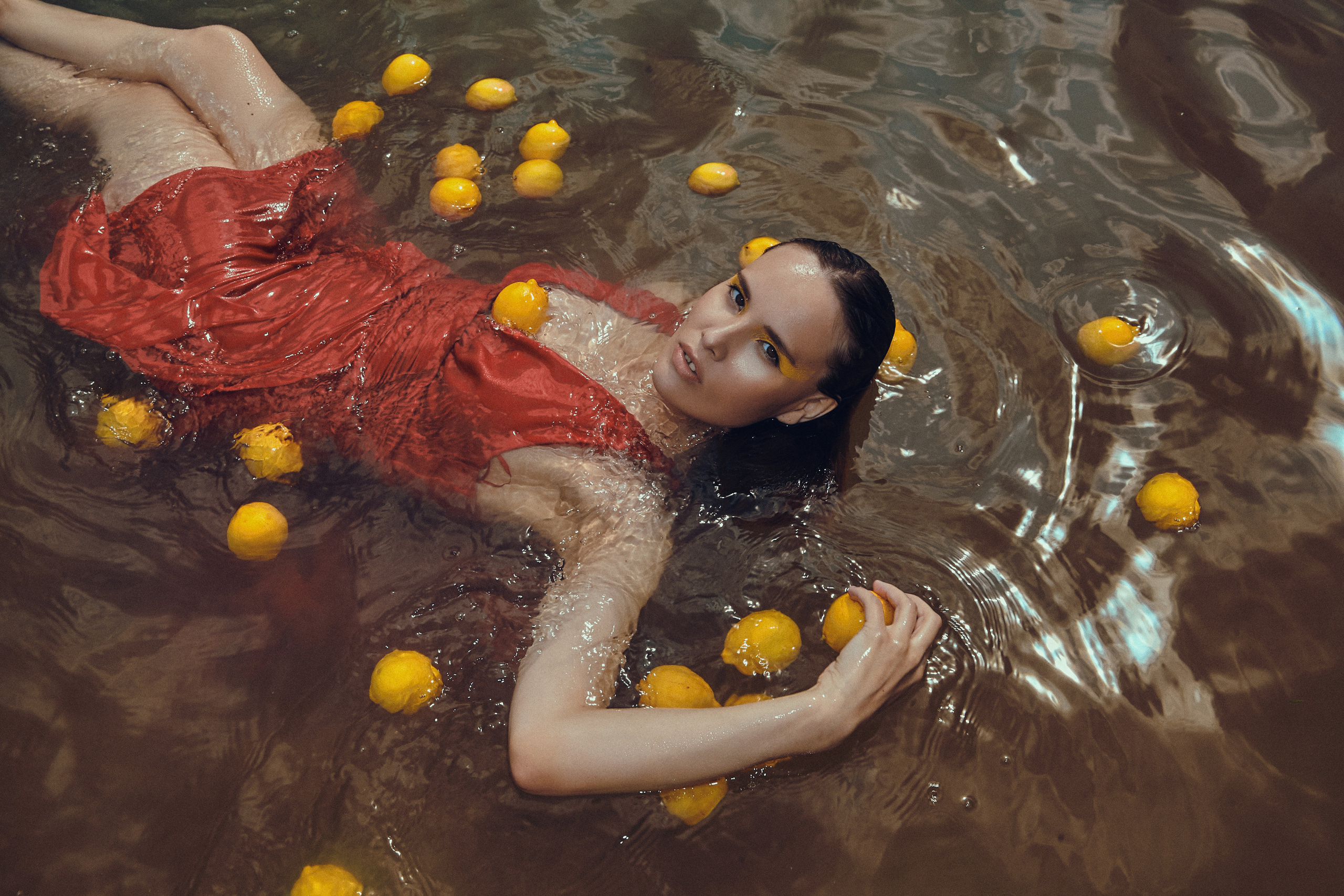 Fashion съемка в воде с лимонам. Рекламный фотограф Санкт-Петербург Катерина Мишкель