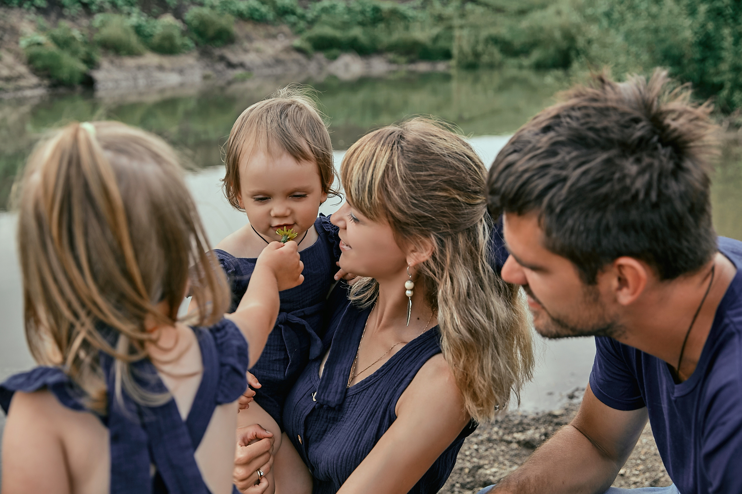 Летняя семейная фотосессия у пруда. Рекламный фотограф Санкт-Петербург Катерина Мишкель
