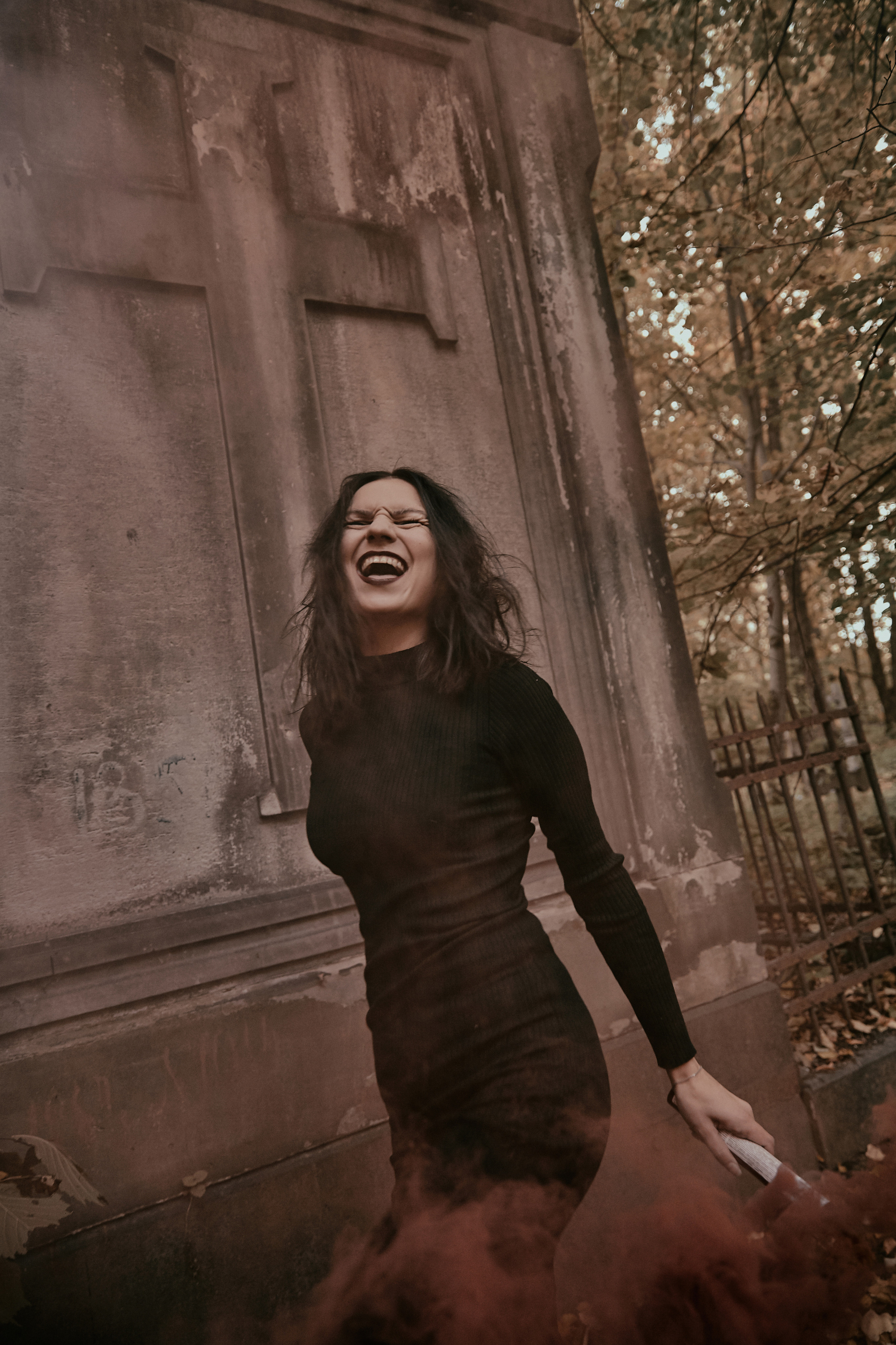 Готическая фотосессия ведьмы на кладбище СПб. Рекламный фотограф Санкт-Петербург Катерина Мишкель