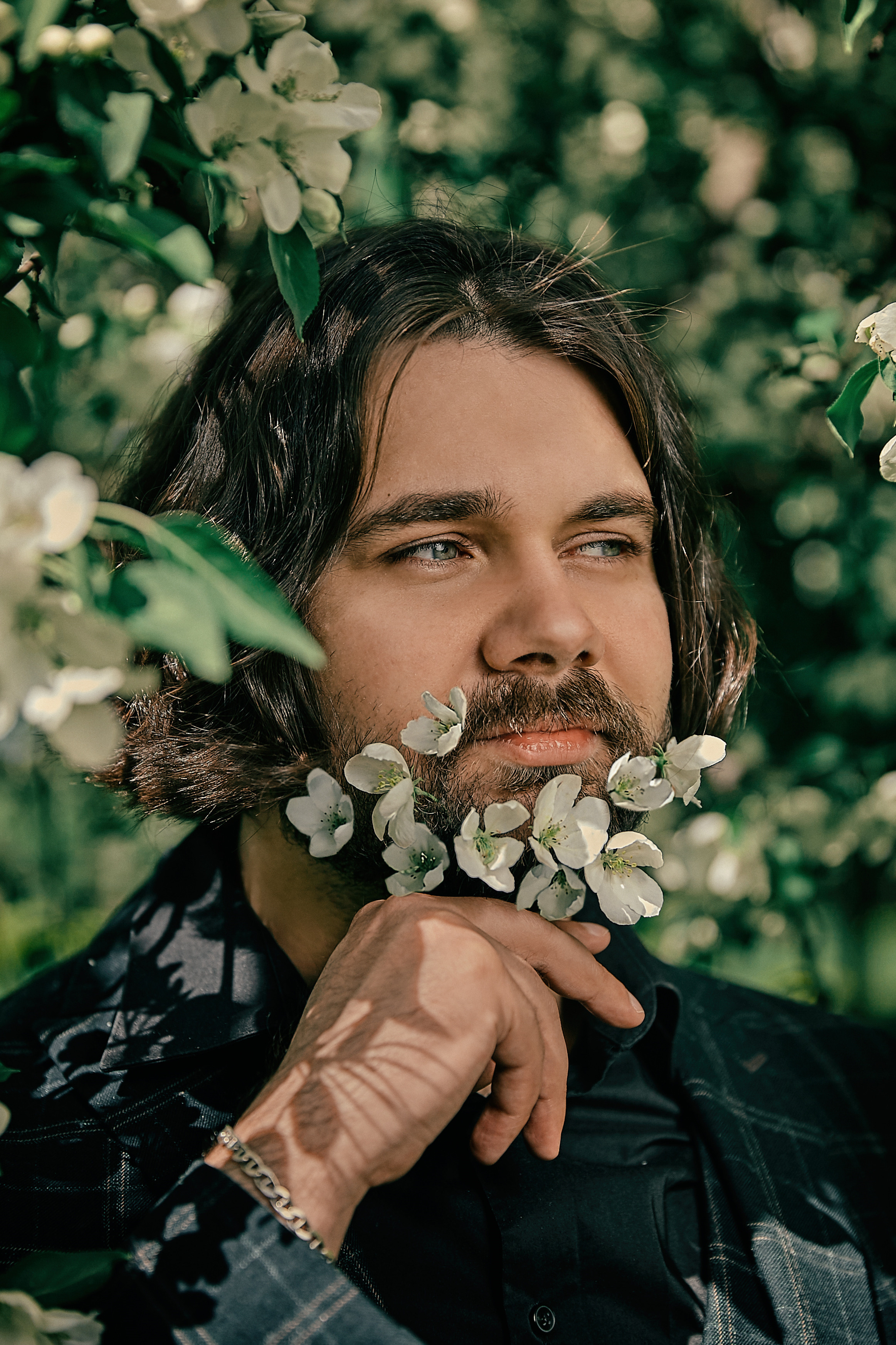 Мужская фотосессия в цветении яблонь. Рекламный фотограф Санкт-Петербург Катерина Мишкель