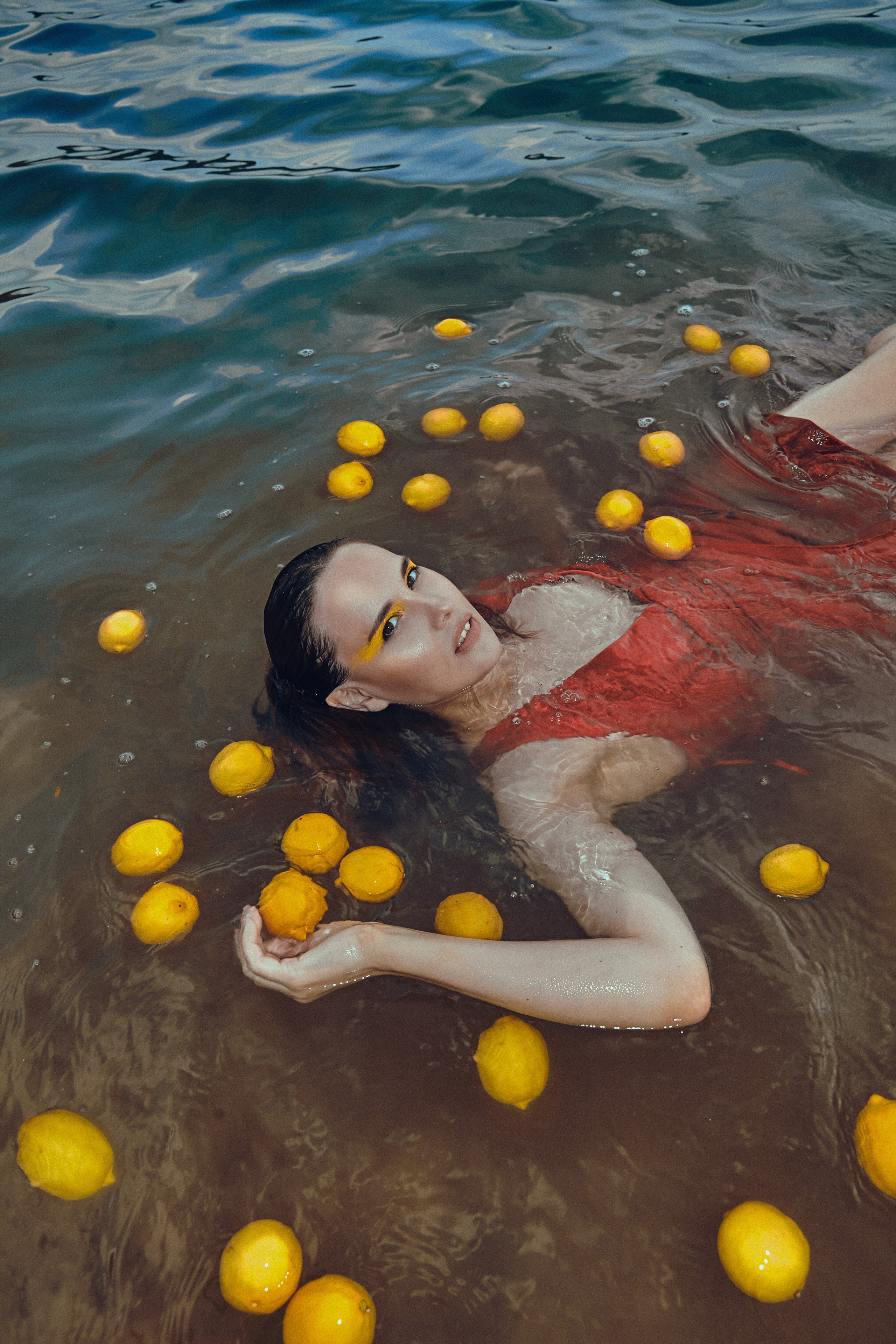 Fashion съемка в воде с лимонам. Рекламный фотограф Санкт-Петербург Катерина Мишкель