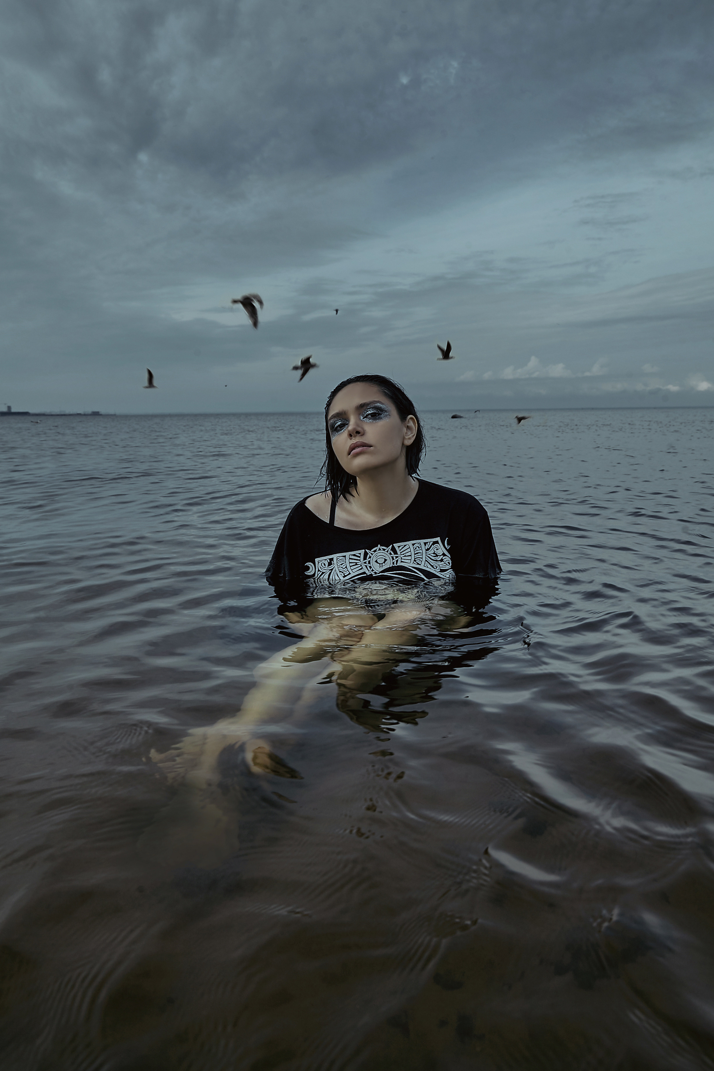 Фотосъемка в воде на финском заливе с зеркалом. Рекламный фотограф Санкт-Петербург Катерина Мишкель