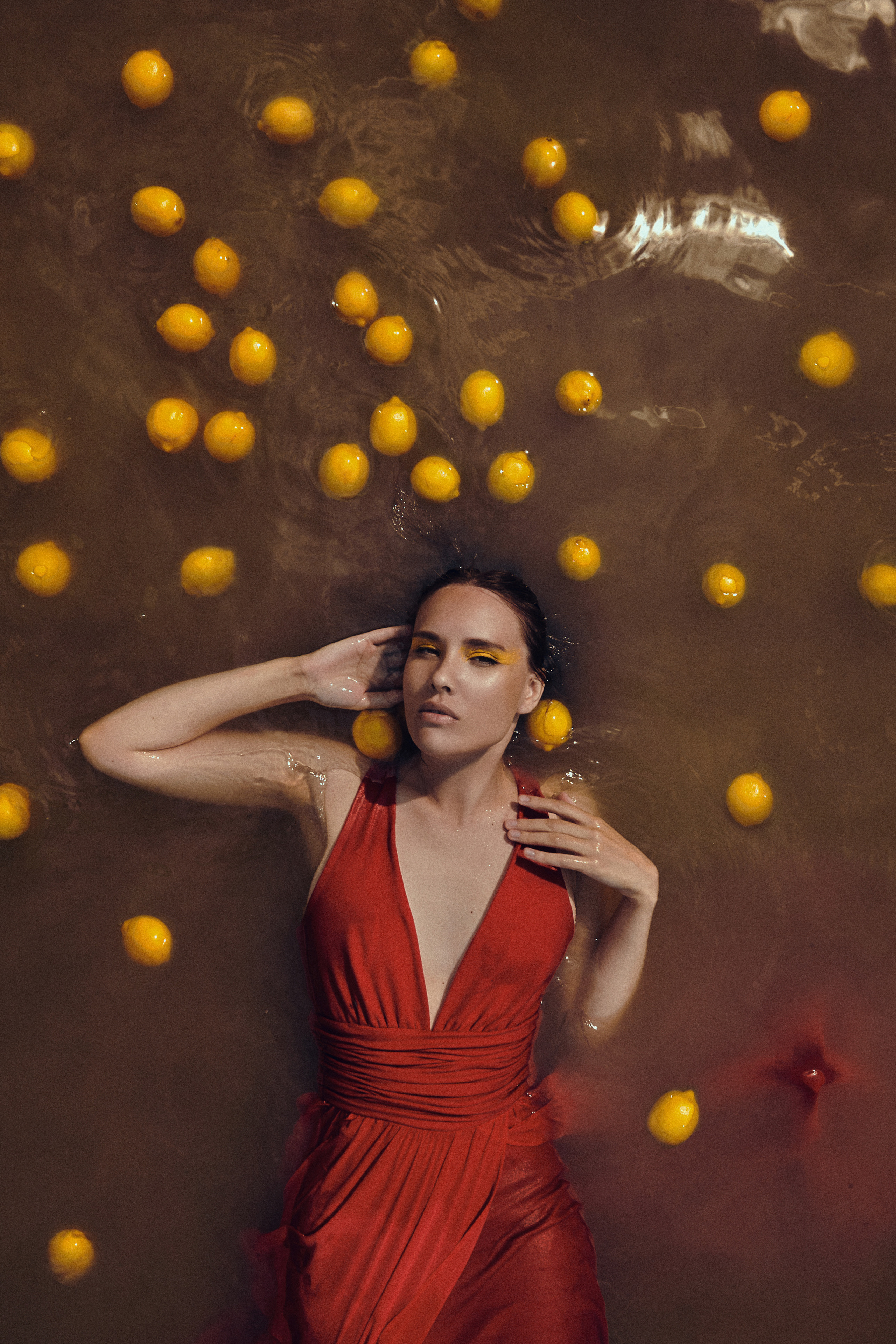 Fashion съемка в воде с лимонам. Рекламный фотограф Санкт-Петербург Катерина Мишкель