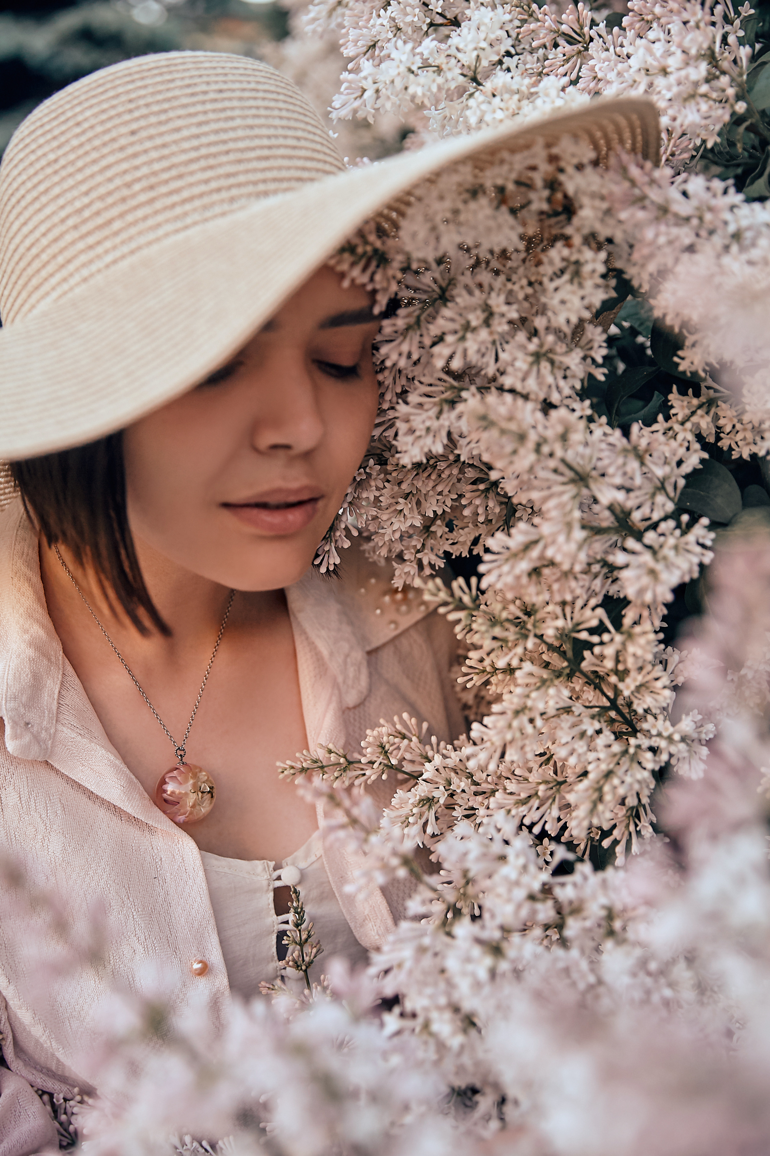 Летняя фото-прогулка в цветении белой сирени. Рекламный фотограф Санкт-Петербург Катерина Мишкель