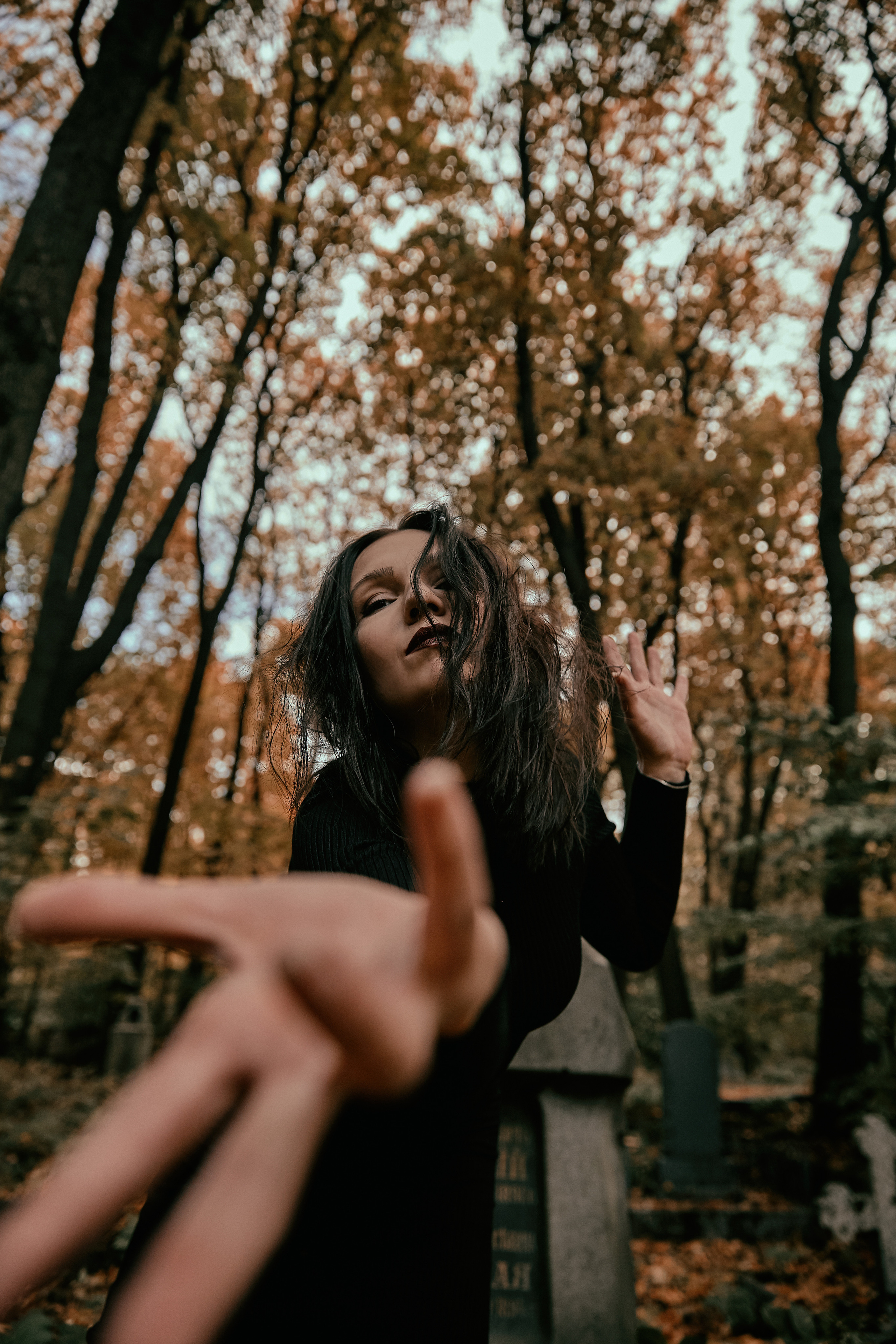 Готическая фотосессия ведьмы на кладбище СПб. Рекламный фотограф Санкт-Петербург Катерина Мишкель