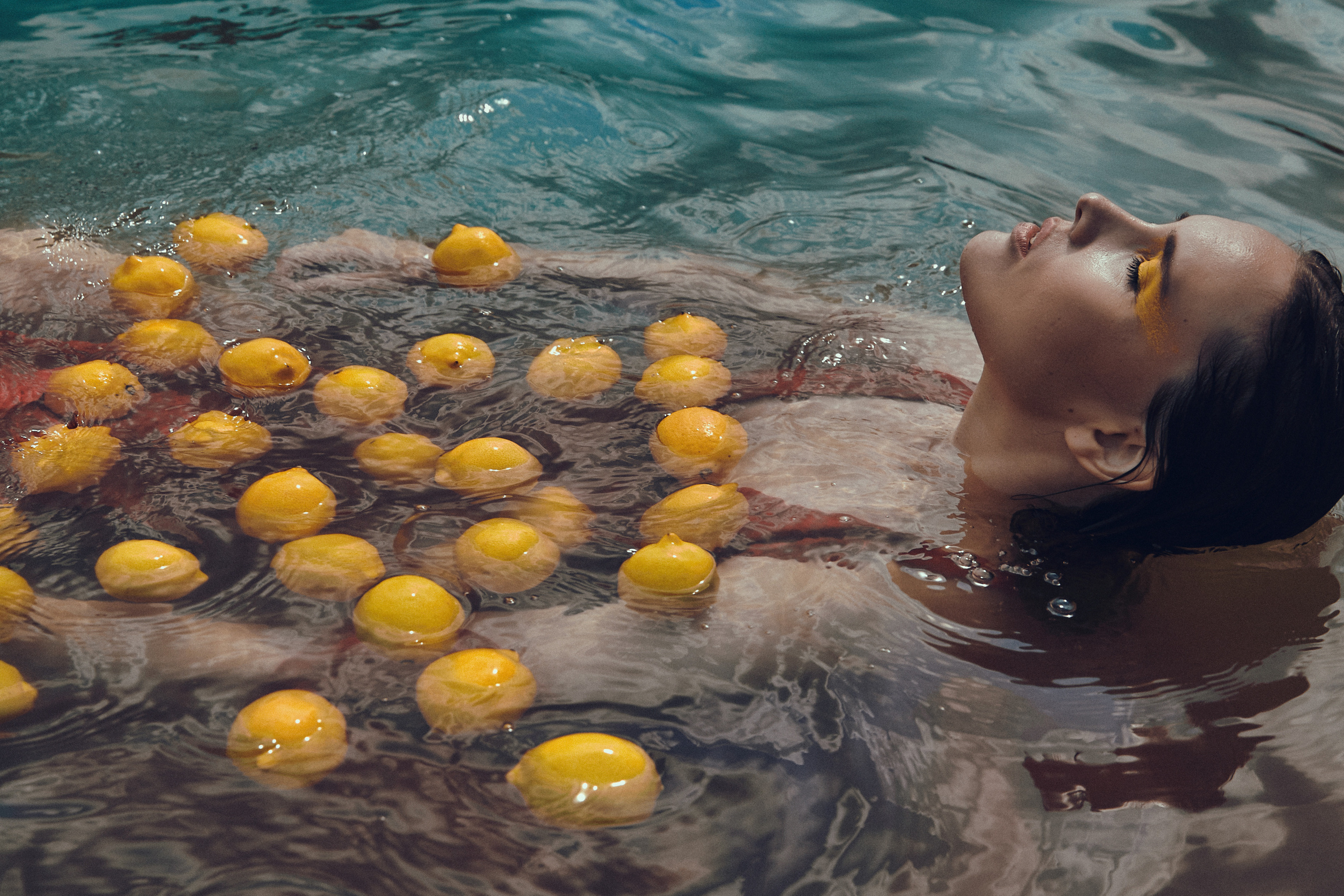 Fashion съемка в воде с лимонам. Рекламный фотограф Санкт-Петербург Катерина Мишкель