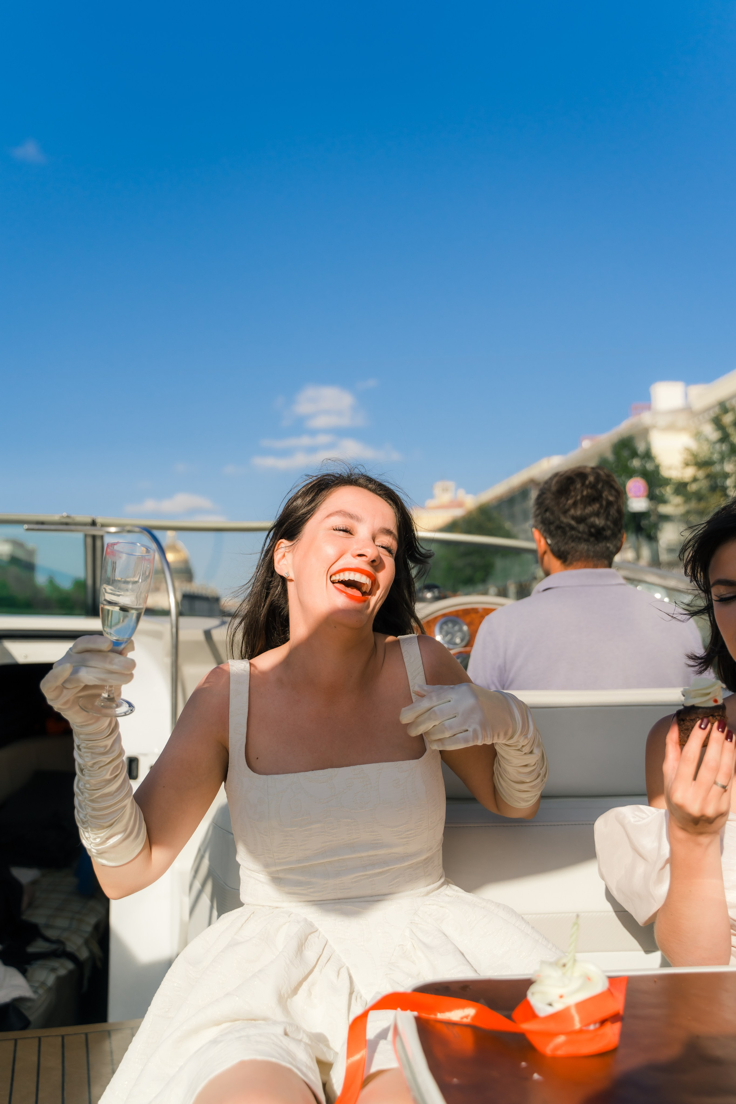 Фотосъемка девичника, встреча девушек, веселые женские портреты