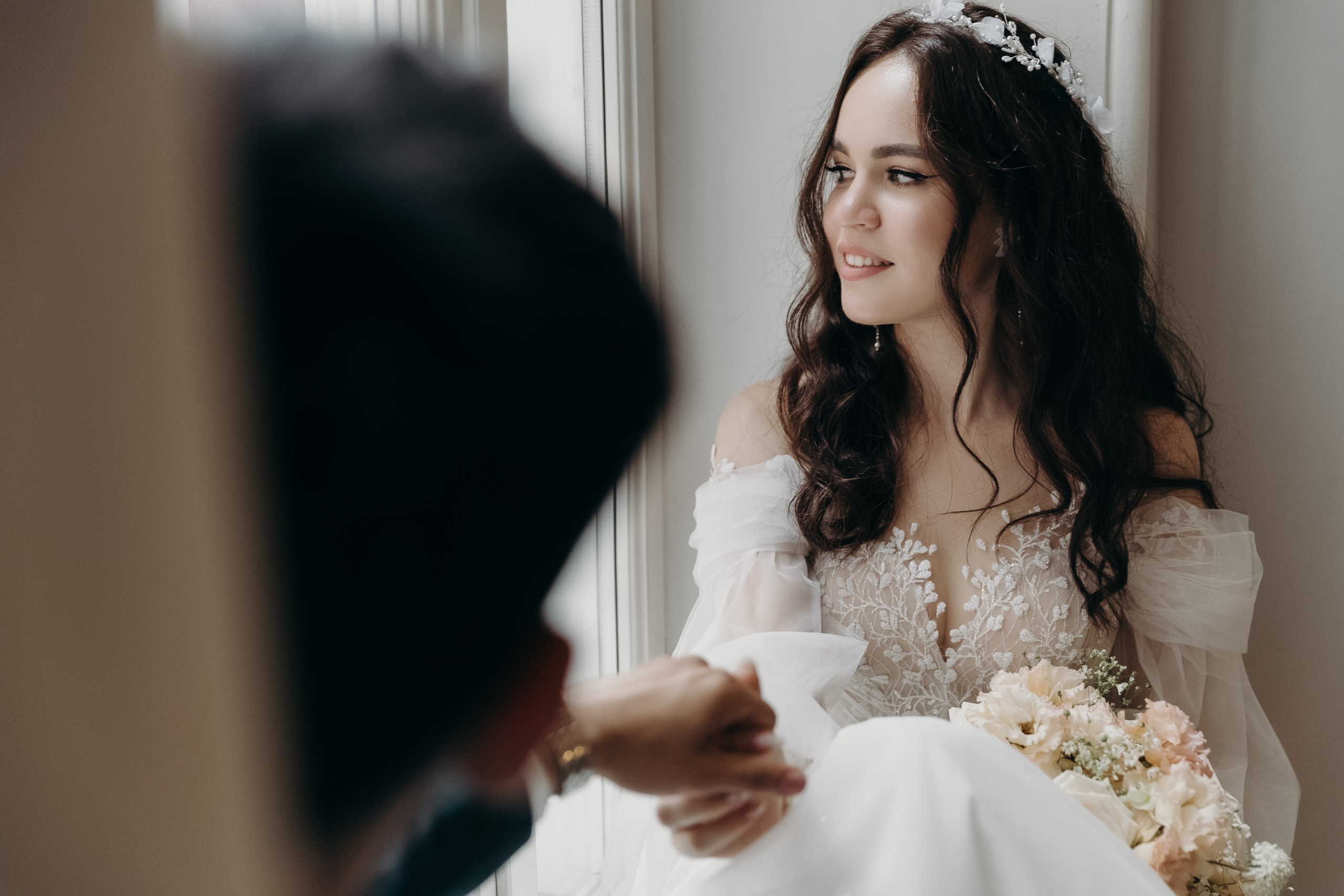 Счастливая невеста в день свадьбы — искренние эмоции