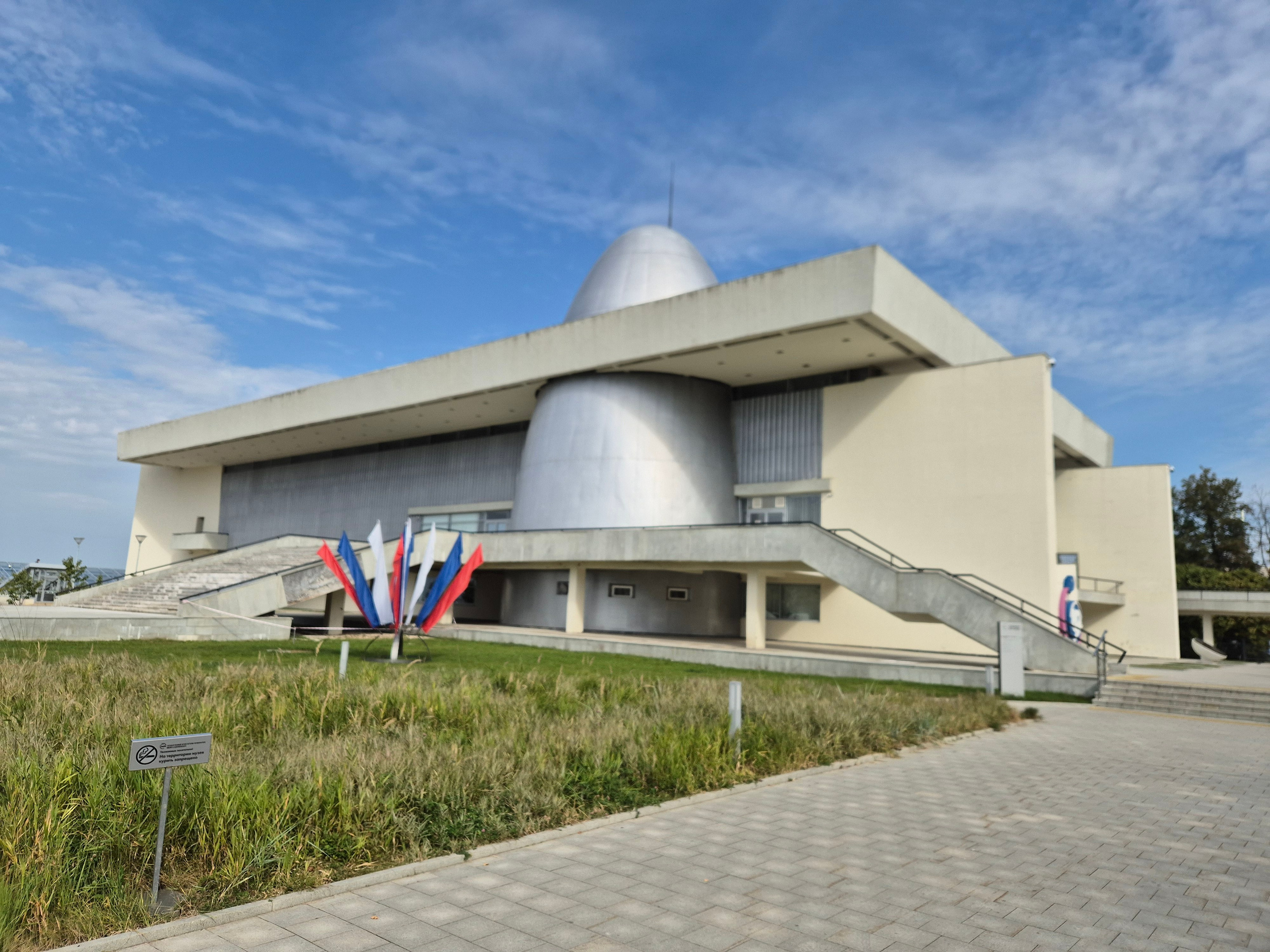 В 2021 г к историческому зданию было пристроено на берегу водохранилища современное новое здание