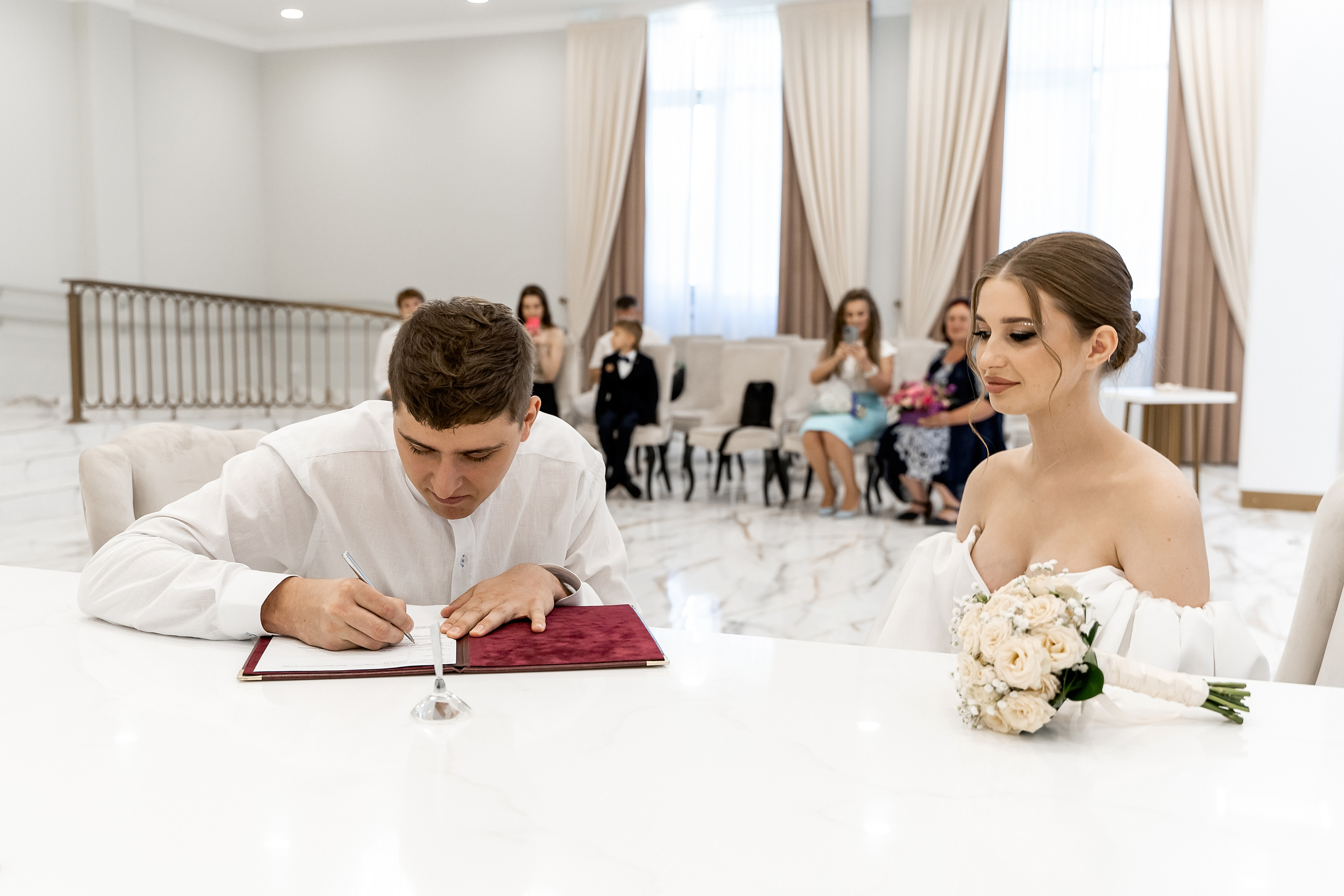 Регистрация брака, роспись во дворце бракосочетания Шипиловский.  Шипиловский ЗАГС. Свадьба , свадебная фотосессия в Москве, свадебная фотосессия Видное, Бутово, Домодедово. Свадебный и семейный фотограф Видное. Видновский ЗАГС. Свадебная прогулка в Царицыно. Фотограф на свадьбу. Свадебная фотосессия в кабриолете.