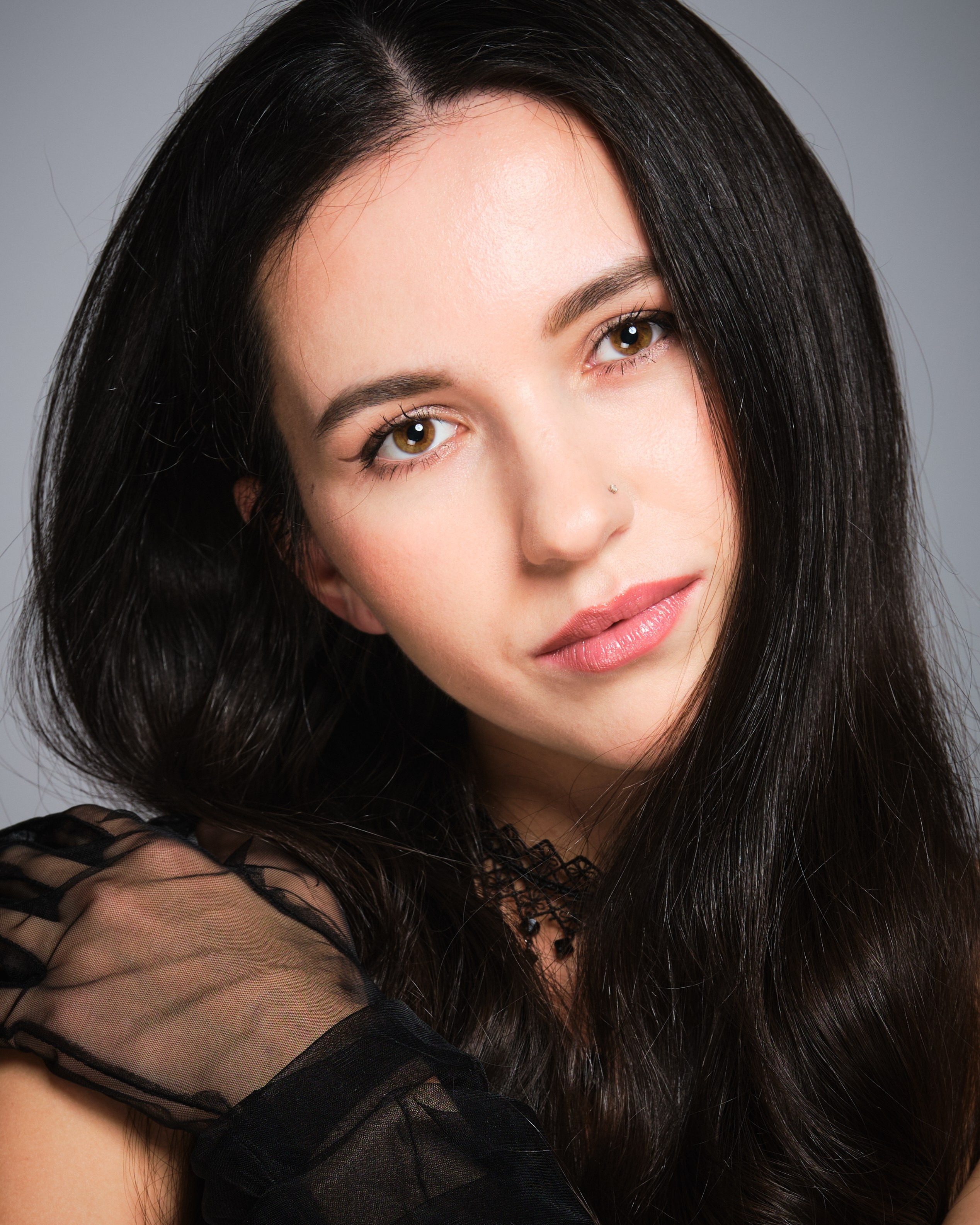 Творческий и эмоциональный портрет девушки с выразительным взглядом | Профессиональная студийная фотосессия для актеров, моделей и личного портфолио