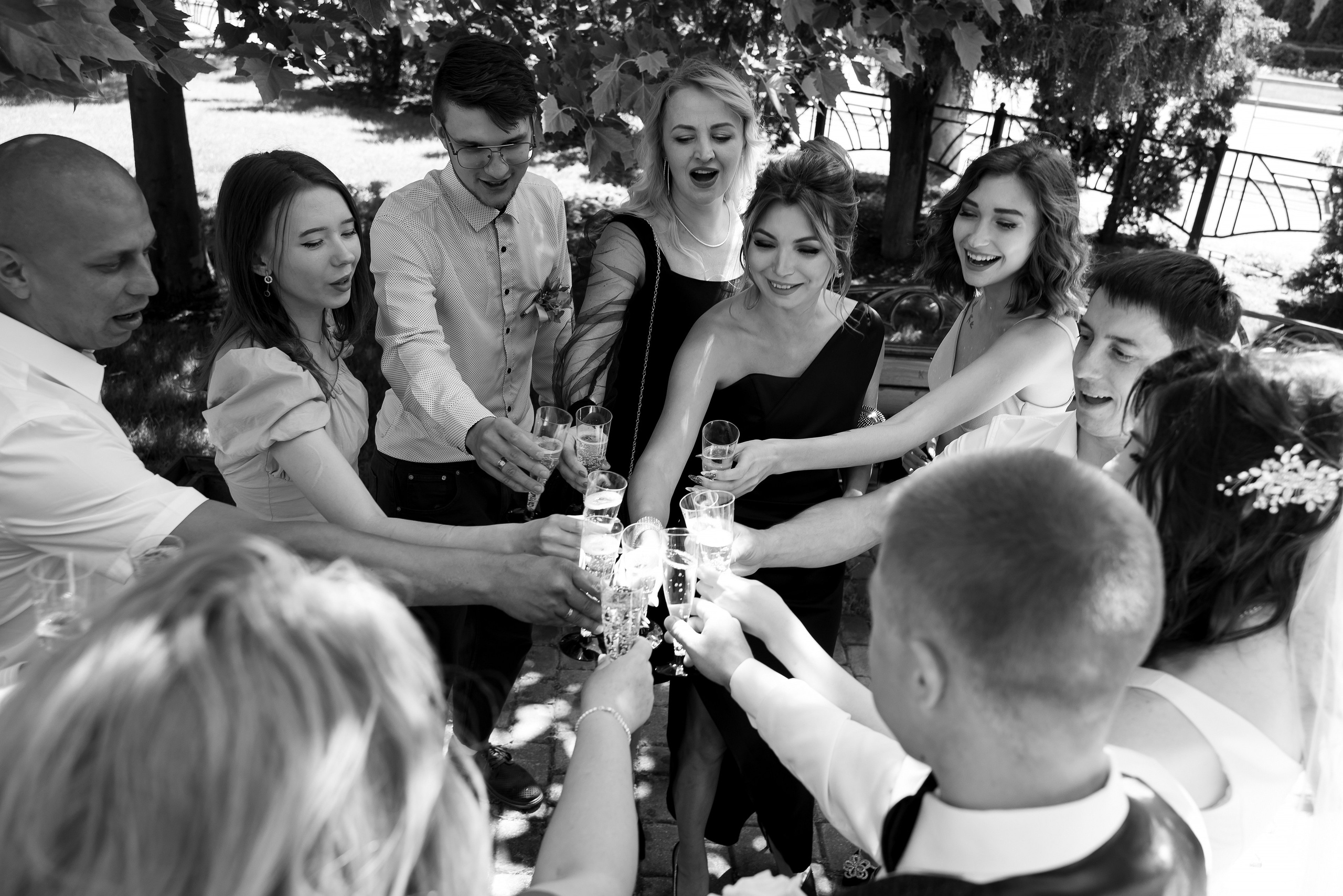 Гости поздравляют жениха и невесты, разливают шампанское.