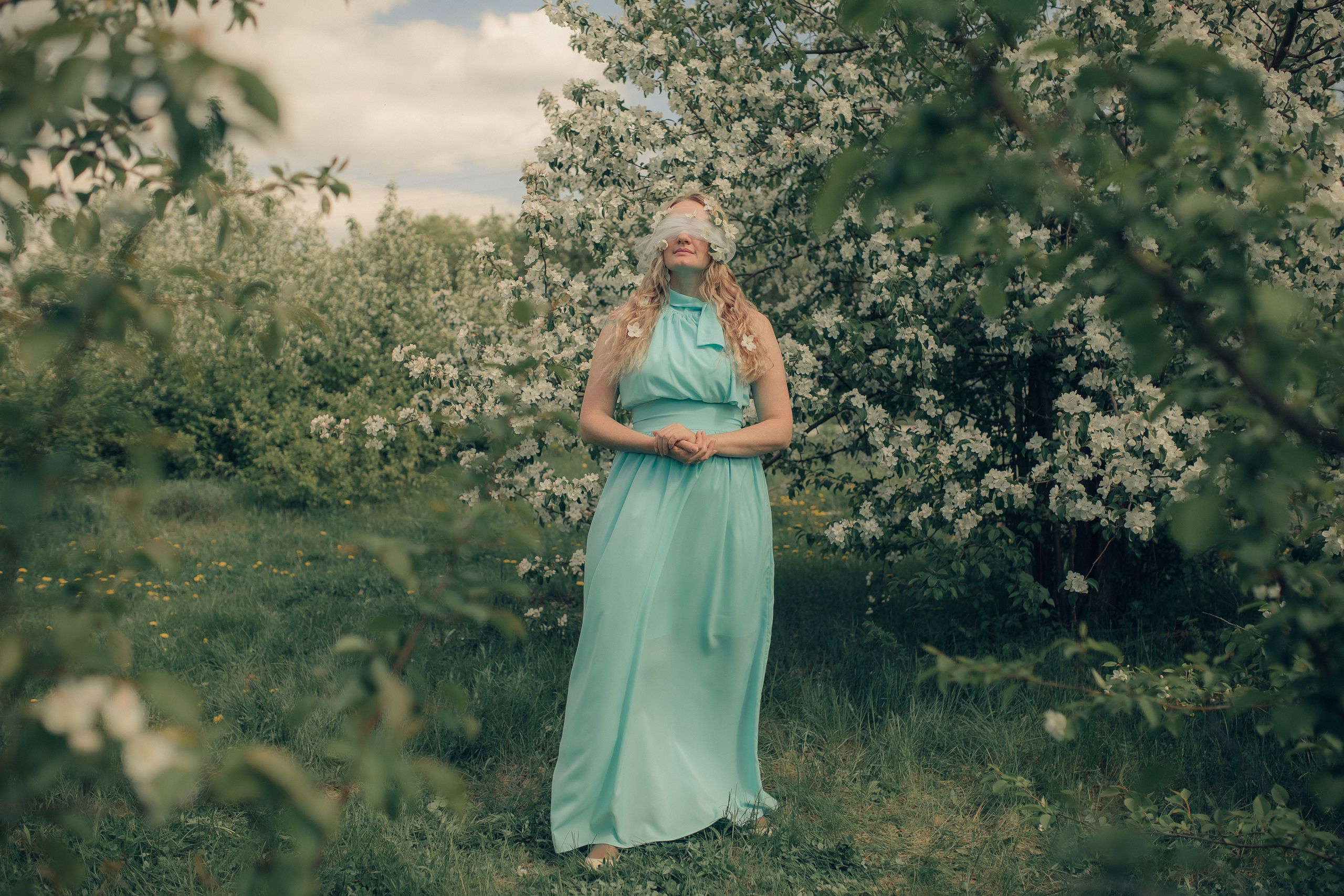 Маргарита в цветущих яблонях. Фотограф в Челябинске Филимонова Дарья