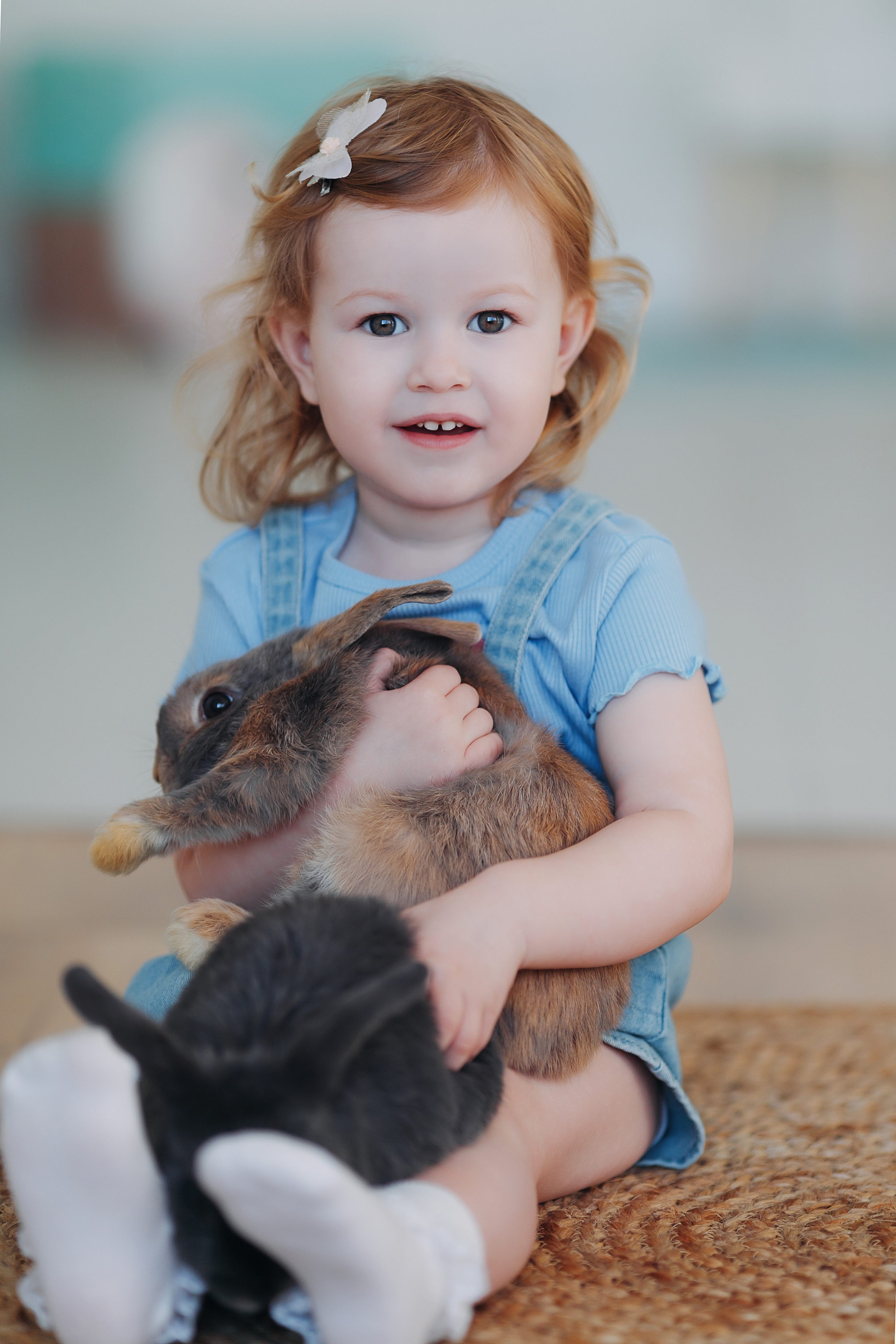 Карина с кроликами в пространстве Art House. Семейный и детский фотограф в Пскове и Санкт-Петербурге Яна Калинина