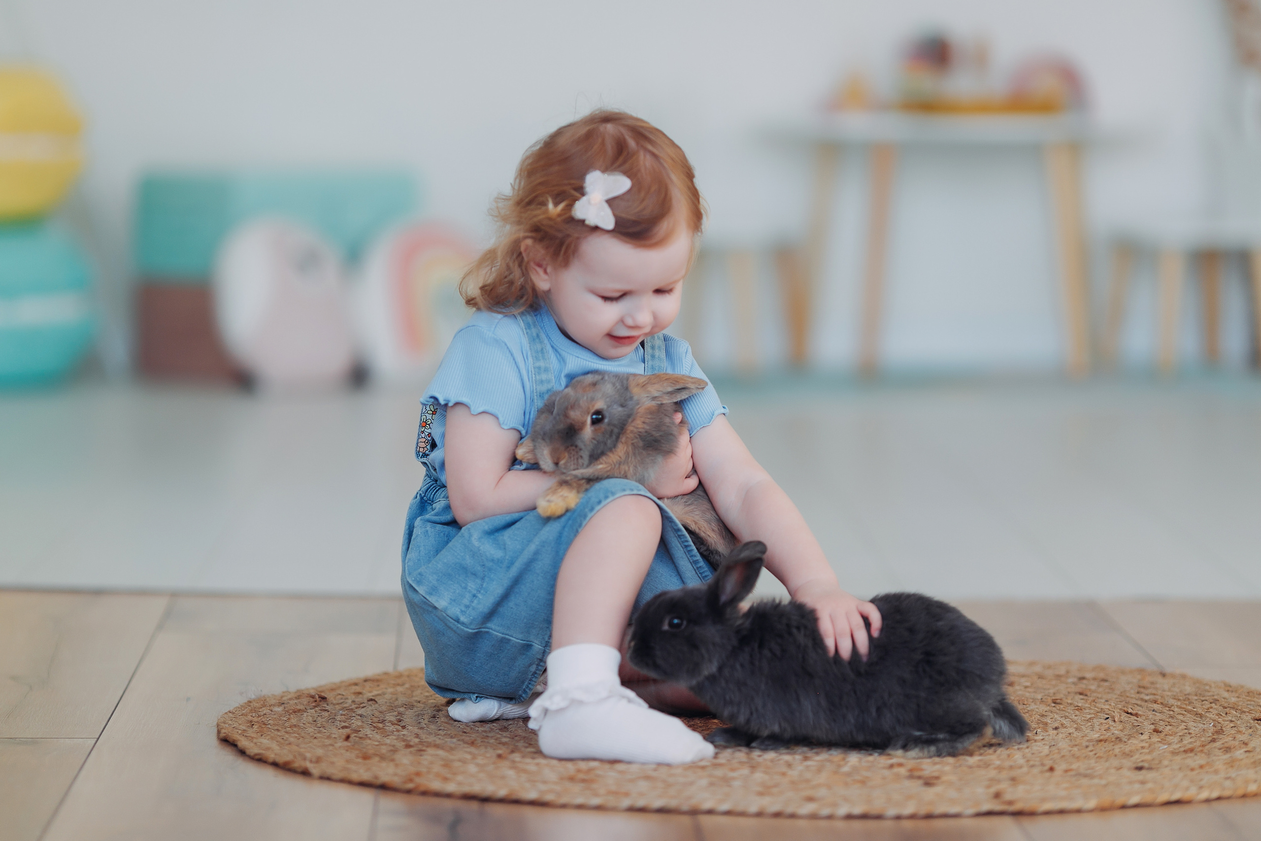 Карина с кроликами в пространстве Art House. Семейный и детский фотограф в Пскове и Санкт-Петербурге Яна Калинина
