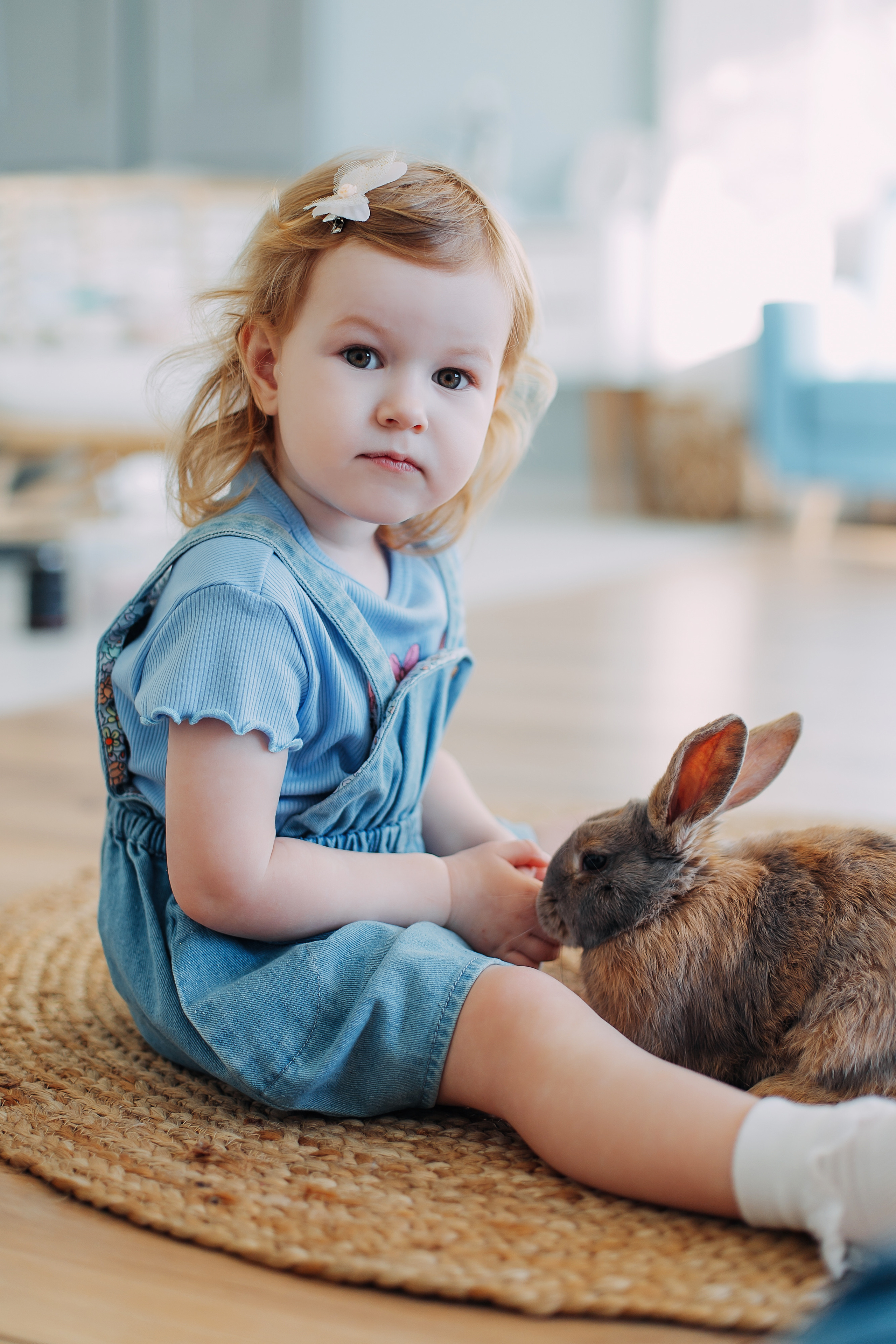 Карина с кроликами в пространстве Art House. Семейный и детский фотограф в Пскове и Санкт-Петербурге Яна Калинина