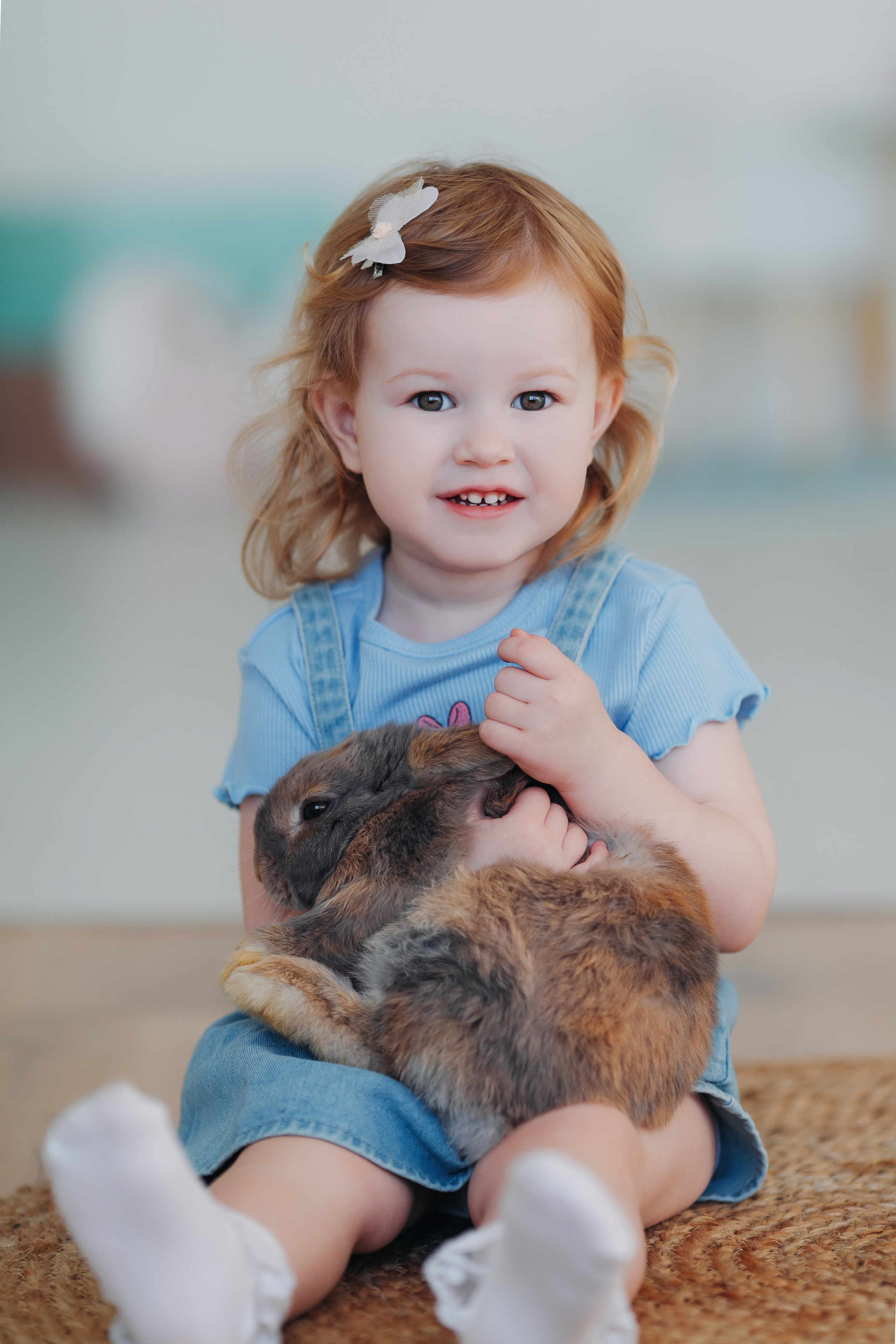 Карина с кроликами в пространстве Art House. Семейный и детский фотограф в Пскове и Санкт-Петербурге Яна Калинина