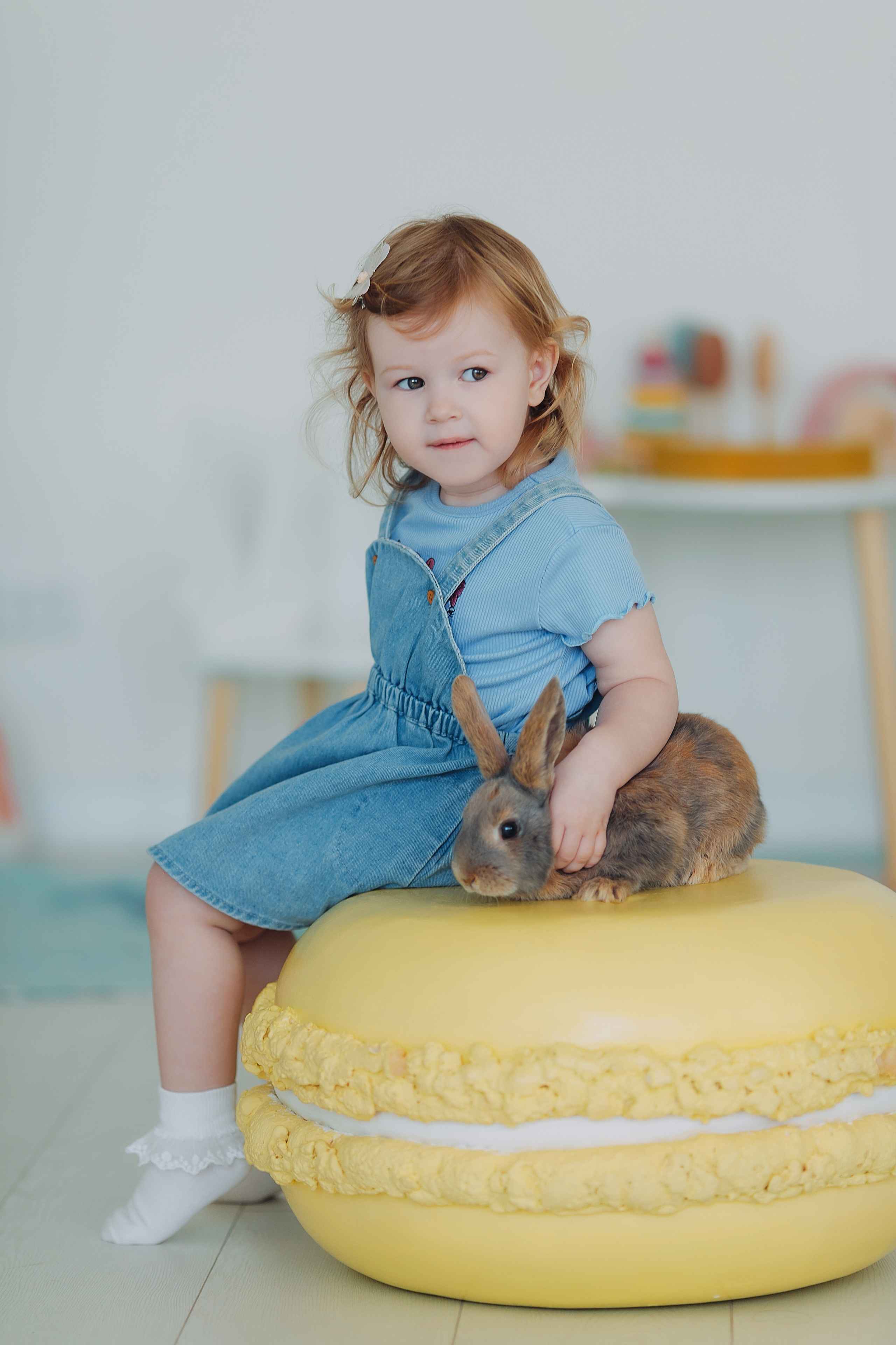 Карина с кроликами в пространстве Art House. Семейный и детский фотограф в Пскове и Санкт-Петербурге Яна Калинина