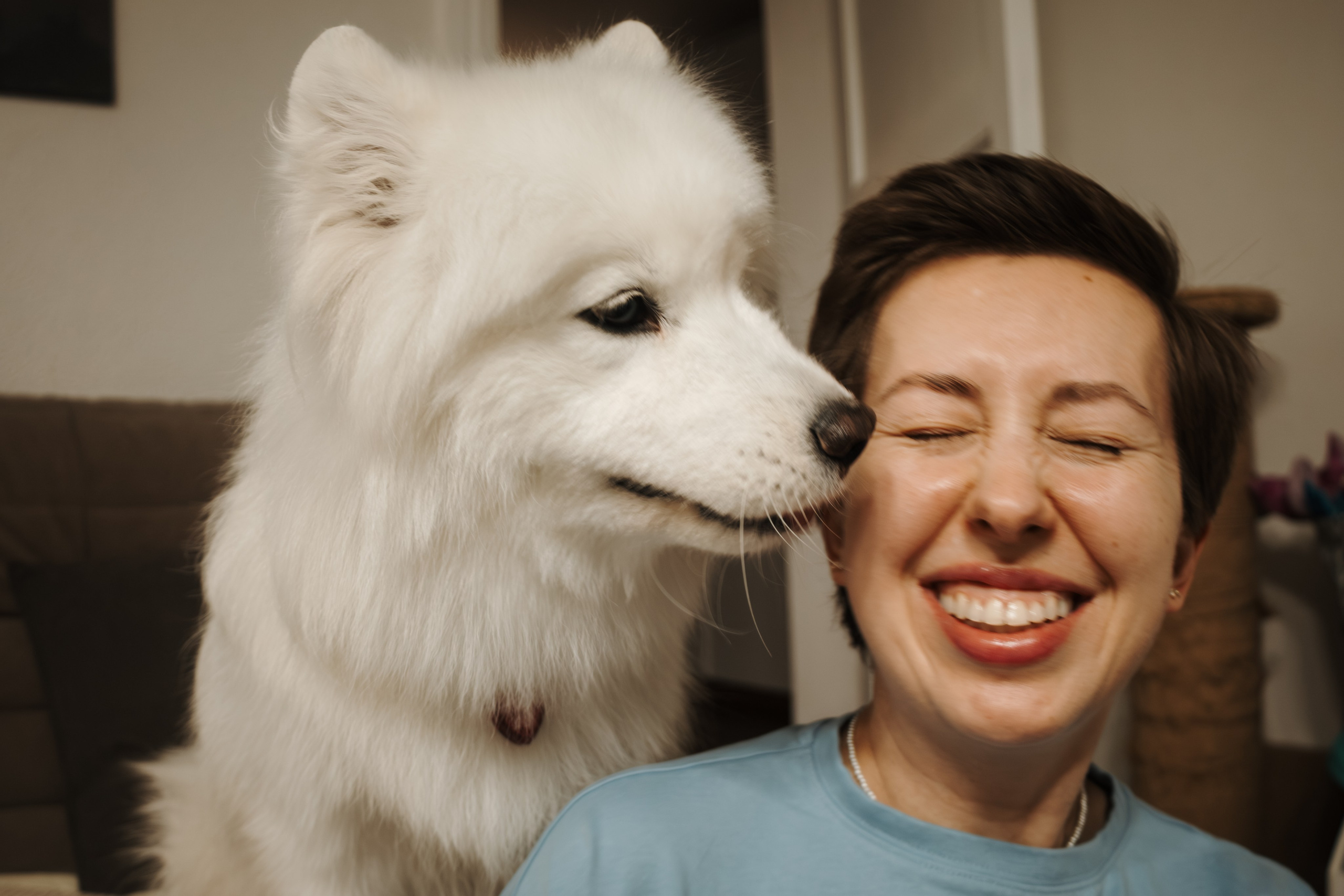 Домашняя фотосессия девушки с собакой и пара фото в дождливый день. Фотограф-анималист в Москве Екатерина Тихонова