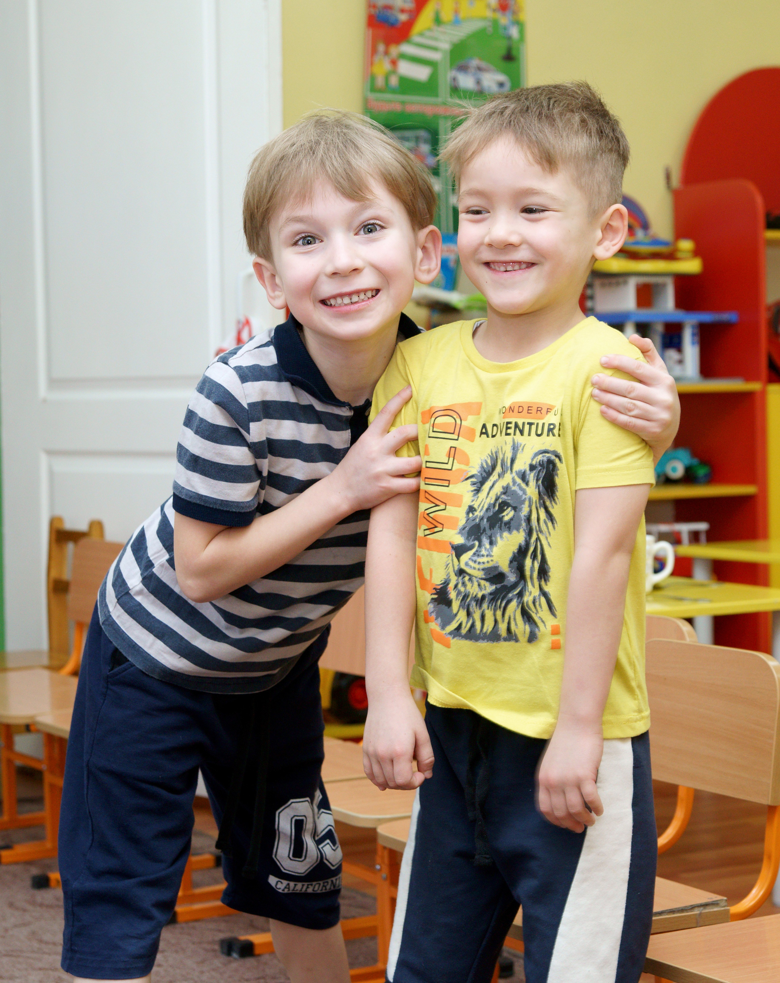 Репортажная фотосессия в группе - рисование - мальчик с другом стоя