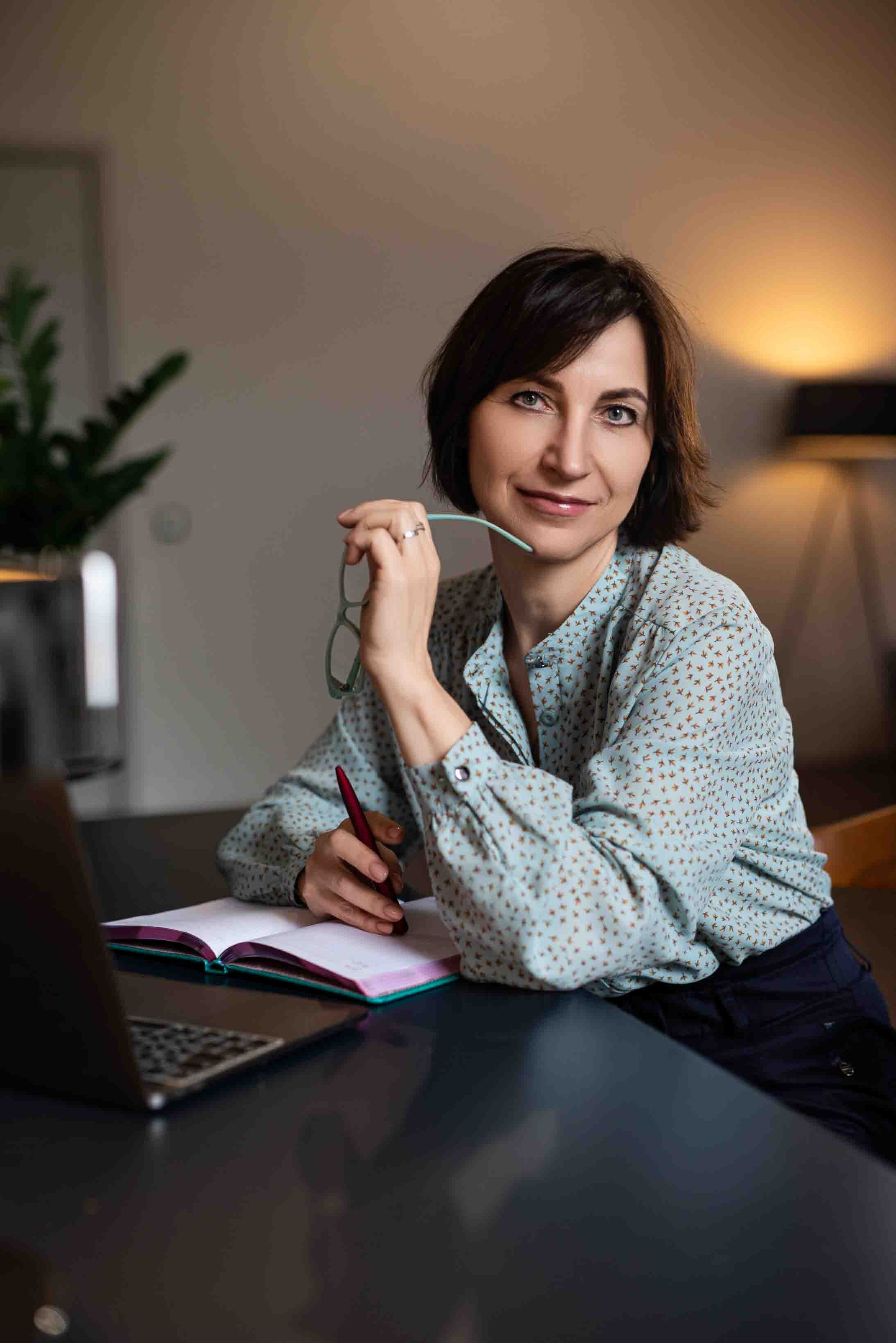 Женская фотосессия, фотосессия для девушки в студии, в Москве. Фото-ВидеоПродакшен для экспертов и брендов