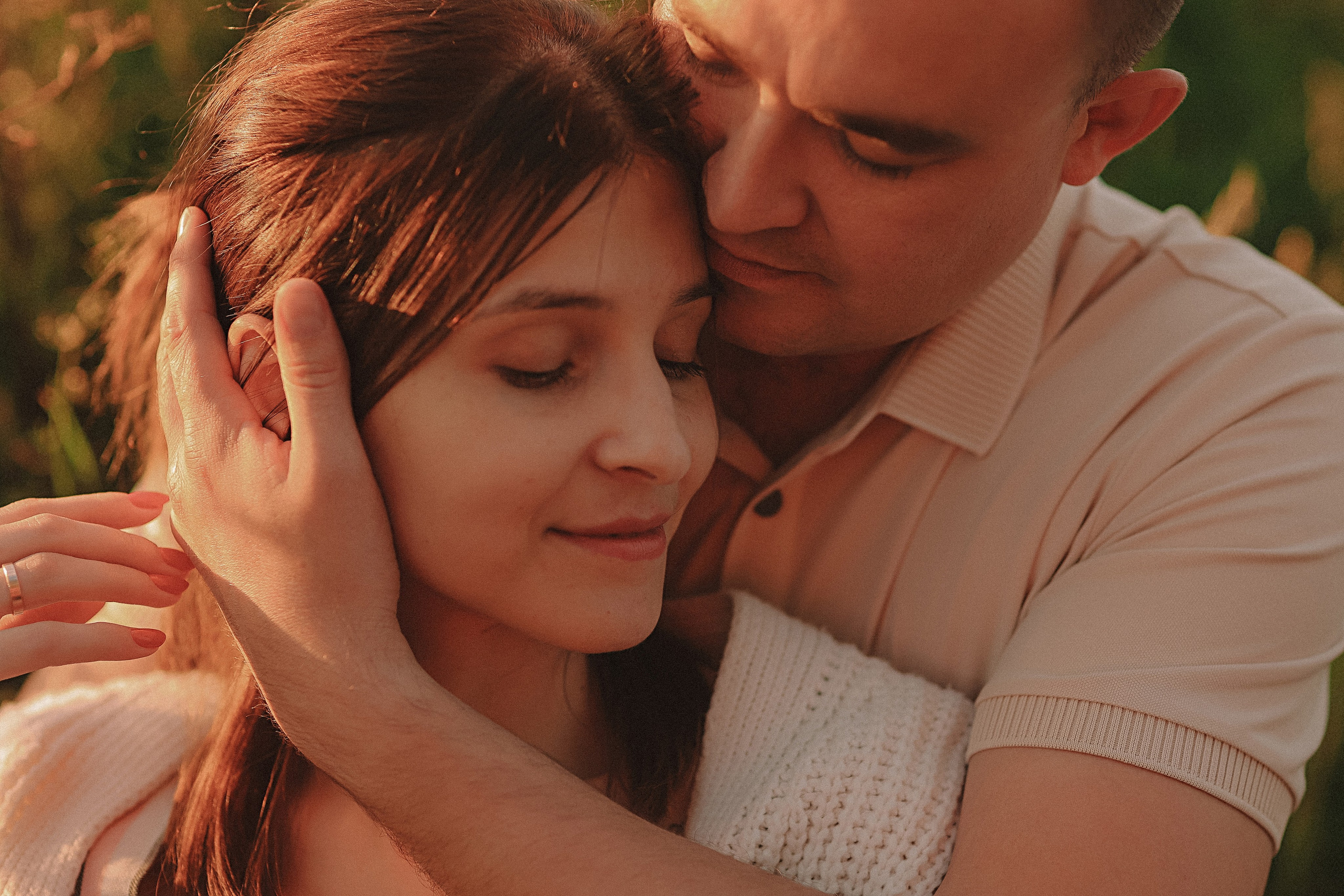 Поле love story на закате. Семейный фотограф Тюмень, фотограф на роды Салмина Мария