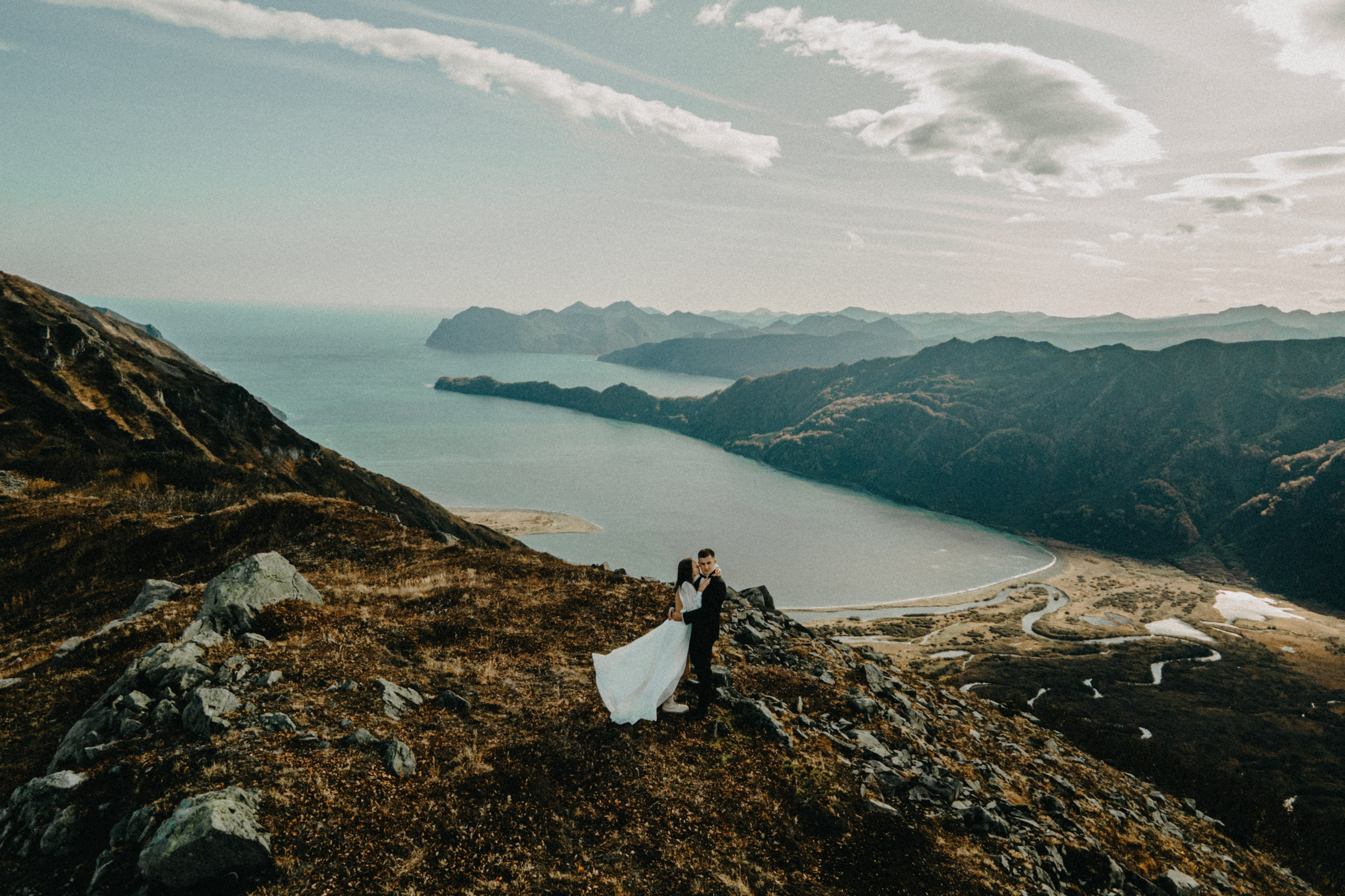 Вертолетный полет Бухта Жировая. Свадебное фото и видео на Камчатке. Туристические маршруты