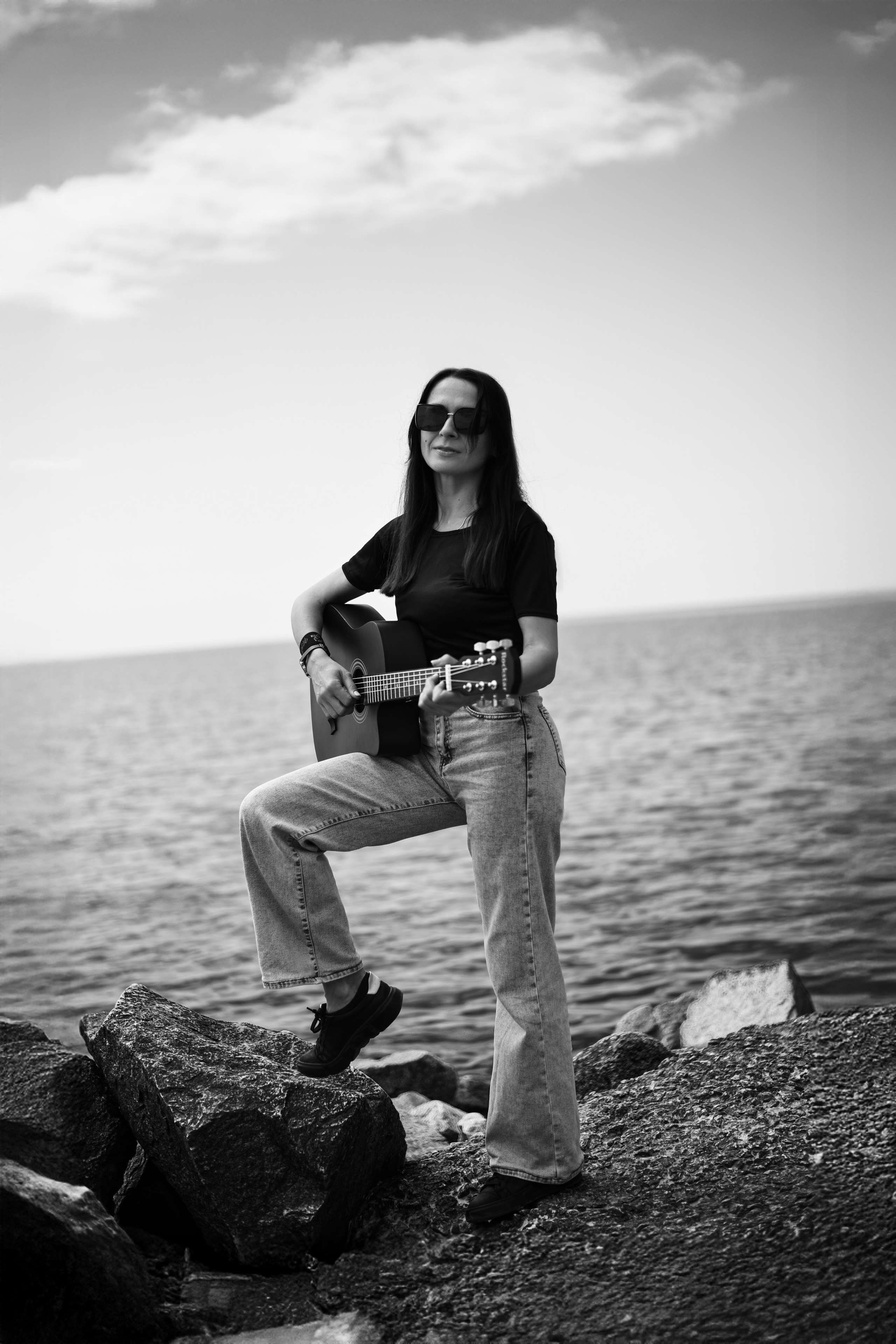 Девушка с гитарой. Главная