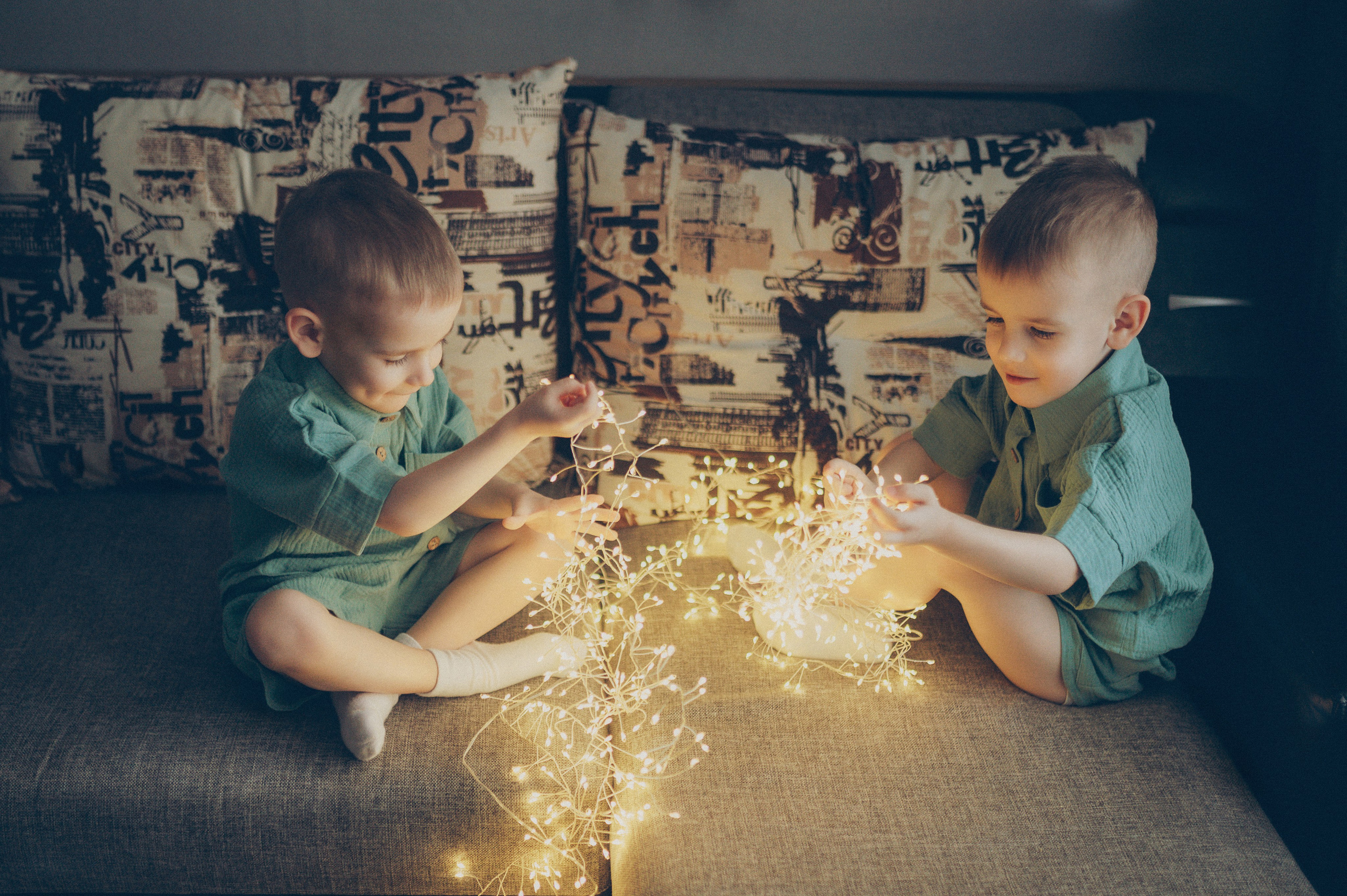 Миша и Тимофей (новогодняя домашняя). Фотограф, г. Лесной Свердловской области